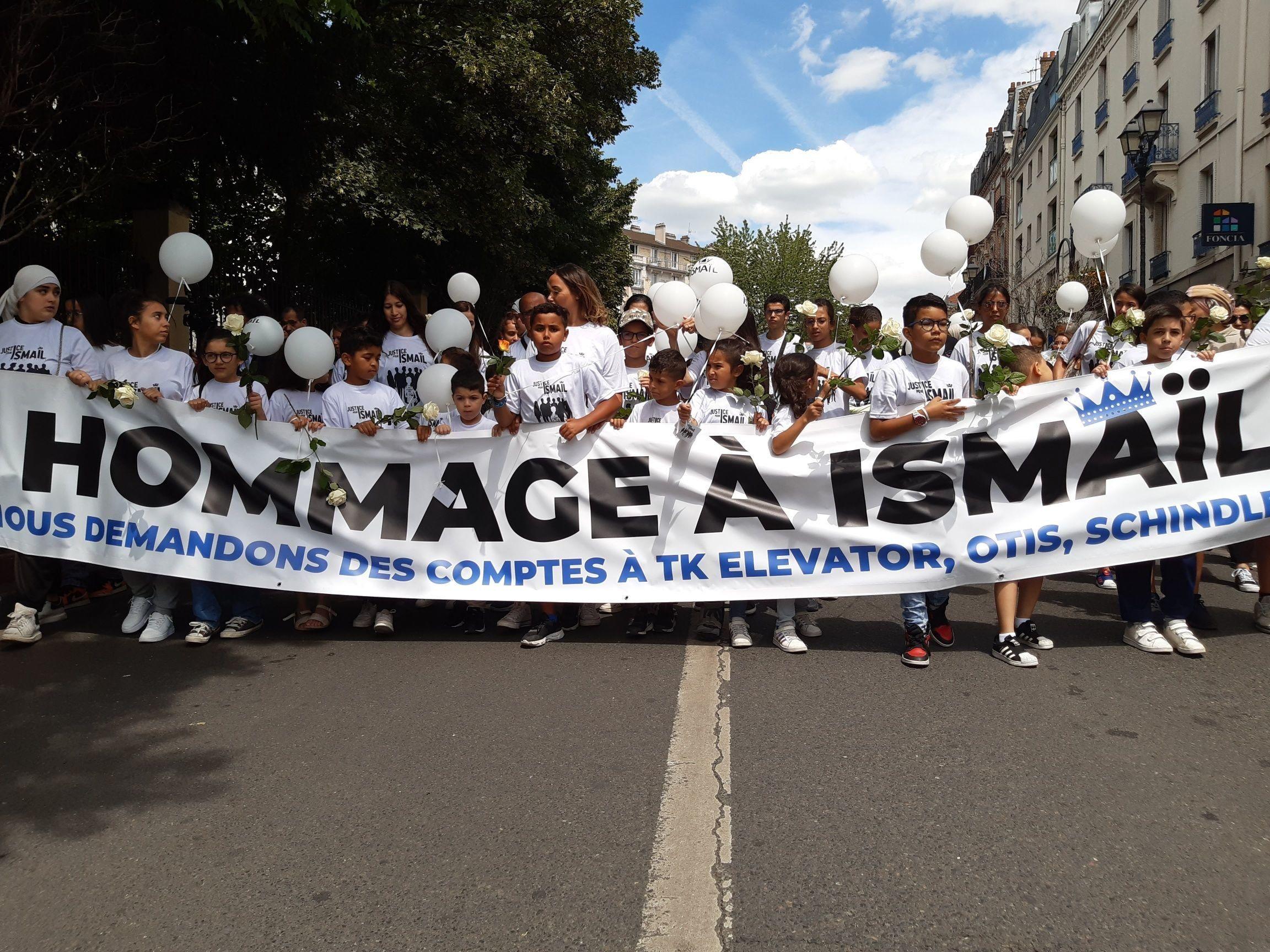 Argenteuil, juin 2022. Environ trois cents personnes avaient participé à la dernière marche blanche en hommage à Ismaïl, tué dans un accident d'ascenseur. LP/Christophe Lefèvre