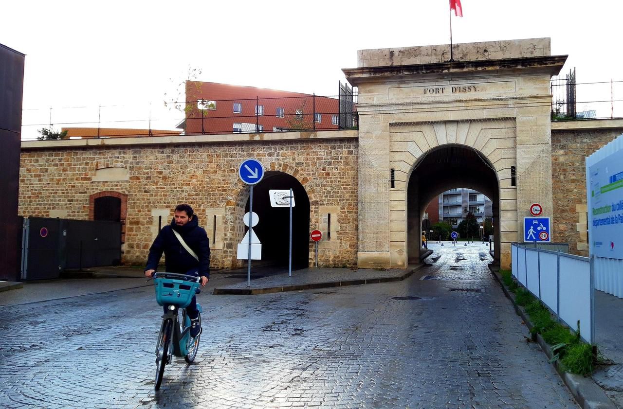 <b></b> Issy-les-Moulineaux, novembre 2019. Une station Vélib’ se trouve devant l’une des deux entrées de l’écoquartier du Fort. Mais il reste éloigné des stations de métro et de tramway.