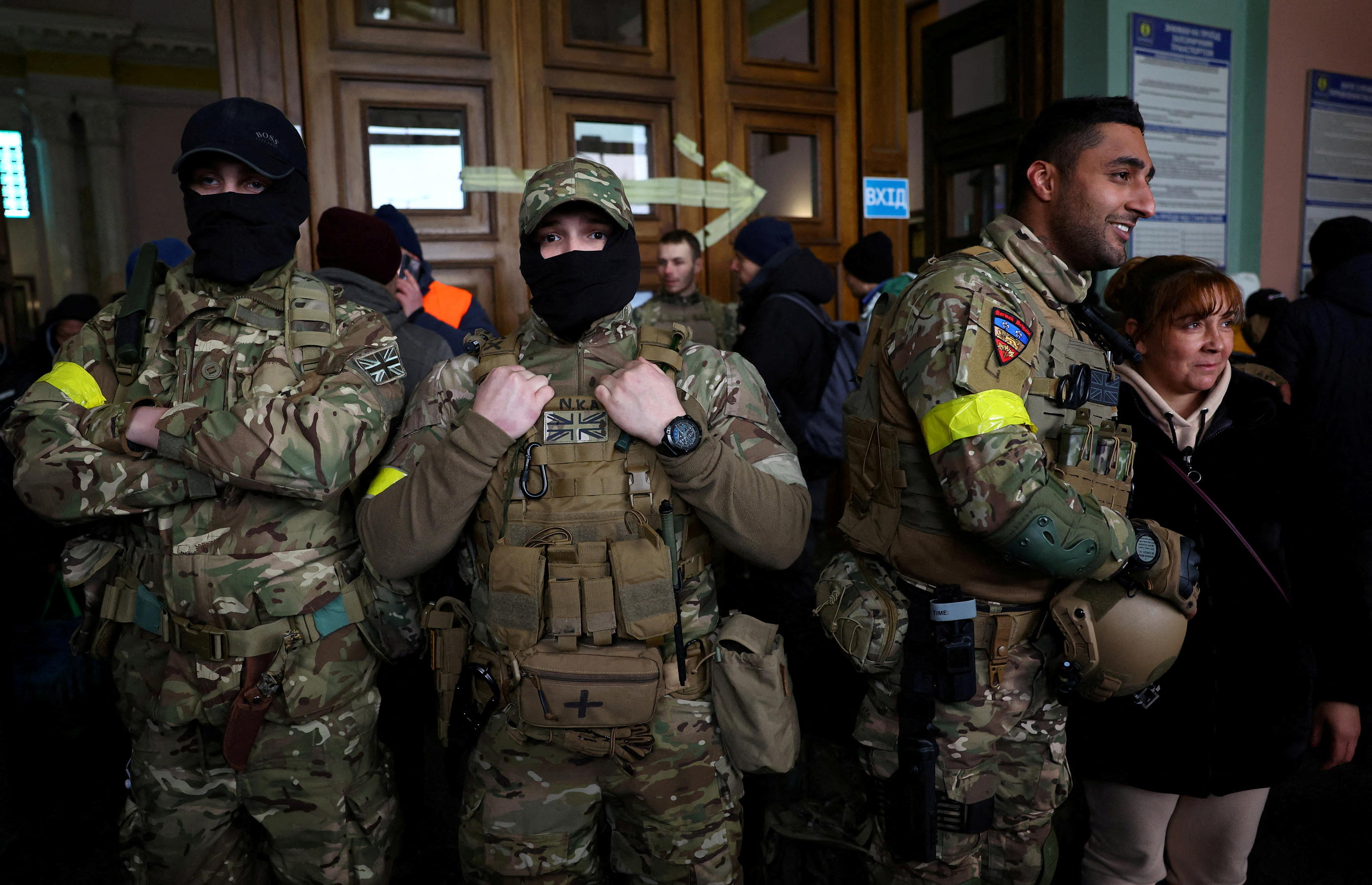 Lviv, le 5 mars. Ces anciens de l'armée britannique ont été envoyés sur la ligne de front aux portes de Kiev. REUTERS/Kai Pfaffenbach