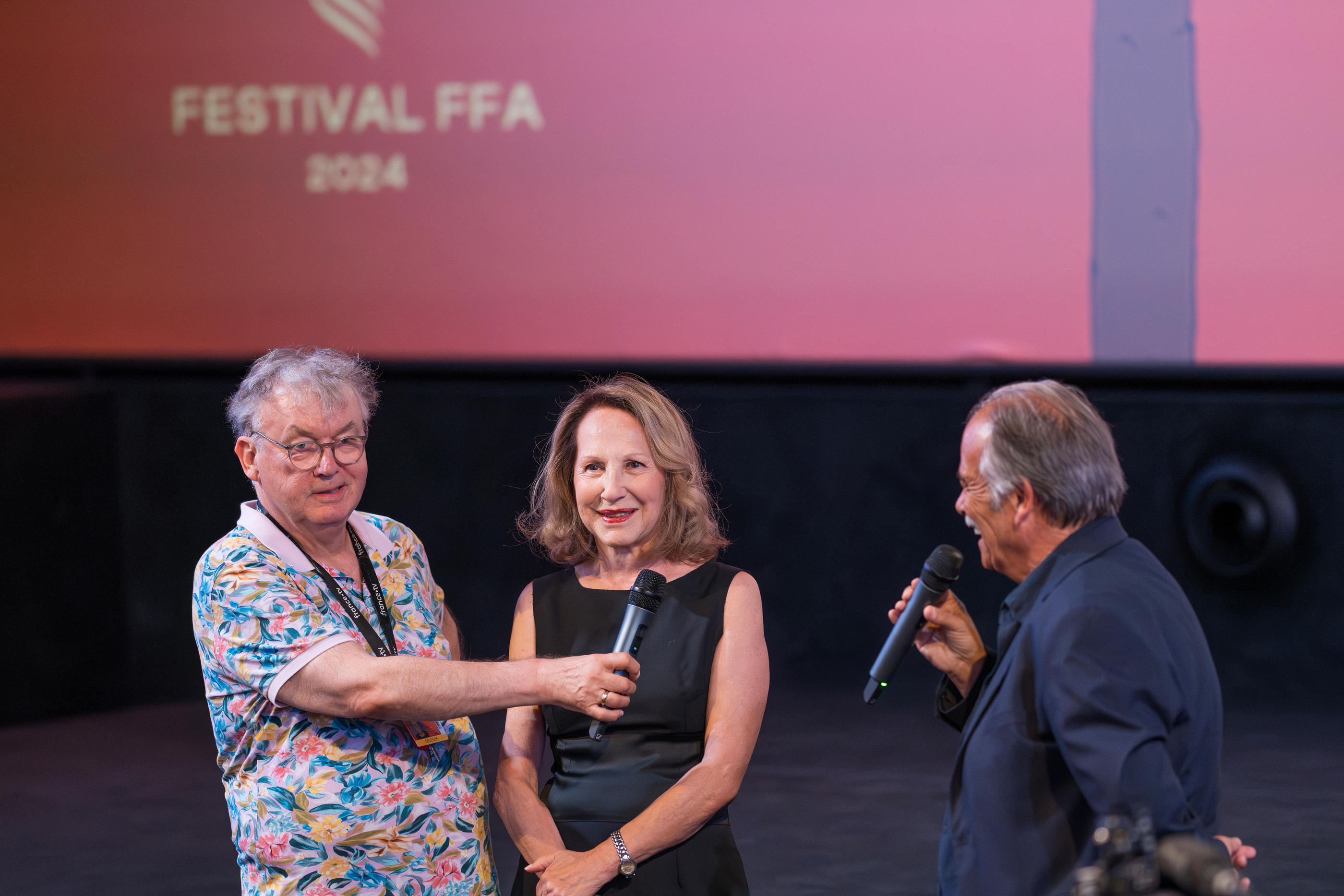 Ce lundi soir, l'actrice Nathalie Baye a rendu hommage à Alain Delon, aux côtés de Dominique Besnehard, créateur du Festival d'Angoulême, et du journaliste Jean-Pierre Lavoignat. FFA/Christophe Brachet