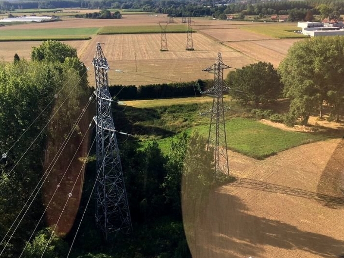Près de 450 km du réseau électrique de l'Oise sont contrôlés chaque année par hélicoptère par RTE. DR
