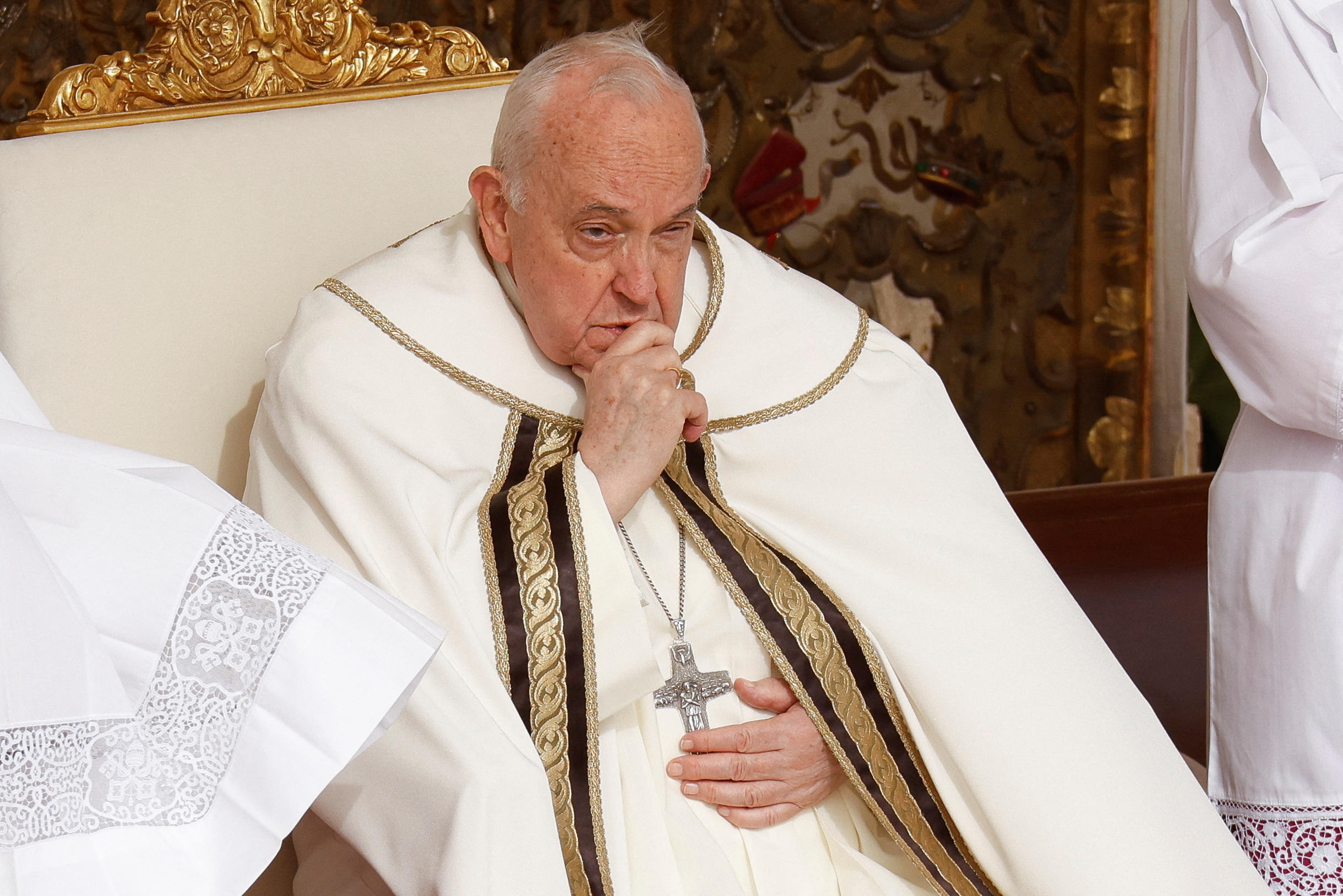 Le pape François, au visage si fatigué, à la célébration de la messe de Pâques ce dimanche matin en la basilique Saint-Pierre de Rome. REUTERS/Remo Casilli