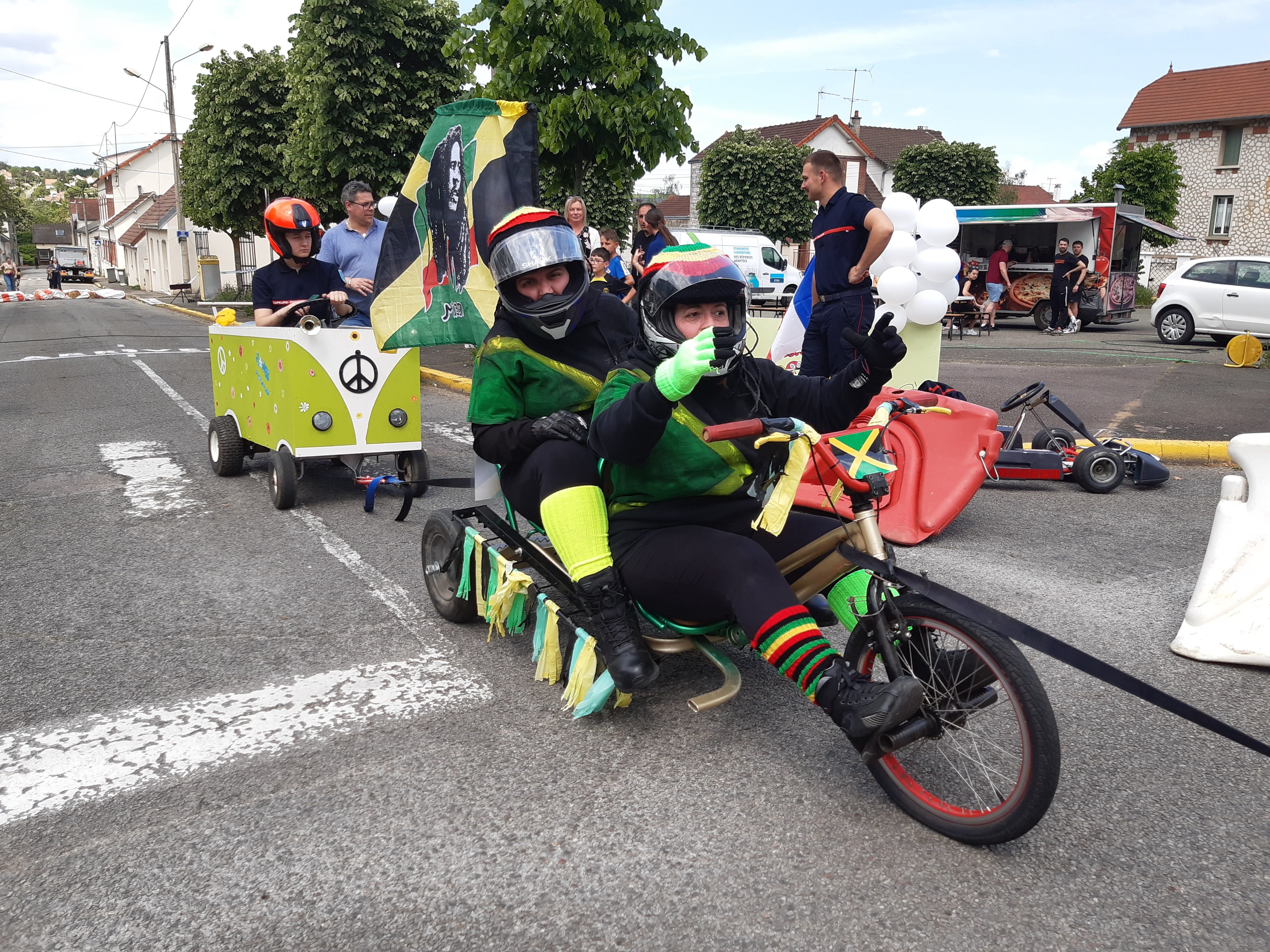 Bonnières-sur-Seine (Yvelines), dimanche 12 mai. Neuf caisses à savon se sont livrées à une course devant des centaine de spectateurs. Les Rasta Rockett ont remporté le deuxième prix pour la vitesse. LP/Véronique Beaugrand