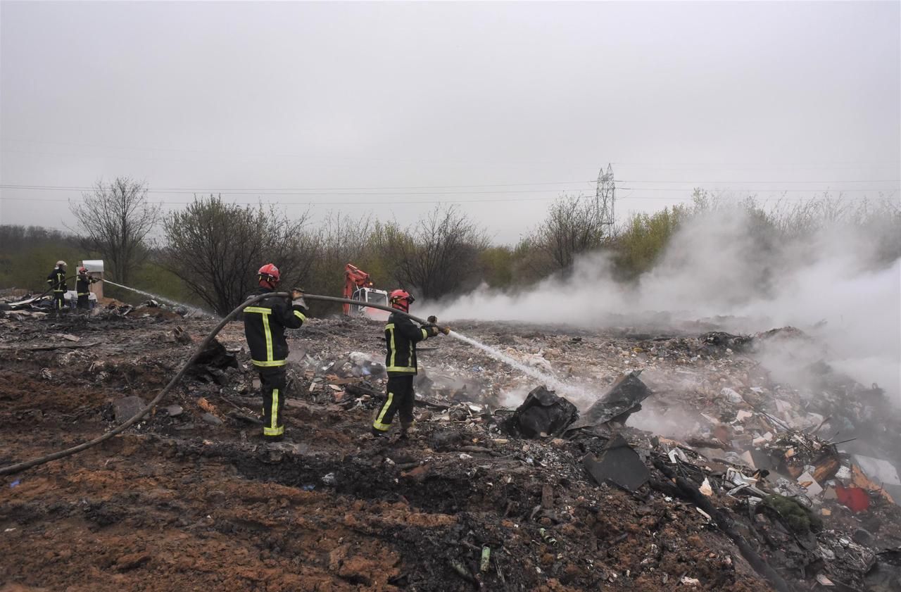 <b></b> Les restes de l'ancien campement rom ont été volontairement incendiés en soirée. Jusqu'à 76 pompiers ont été mobilisés ces dimanche et lundi.