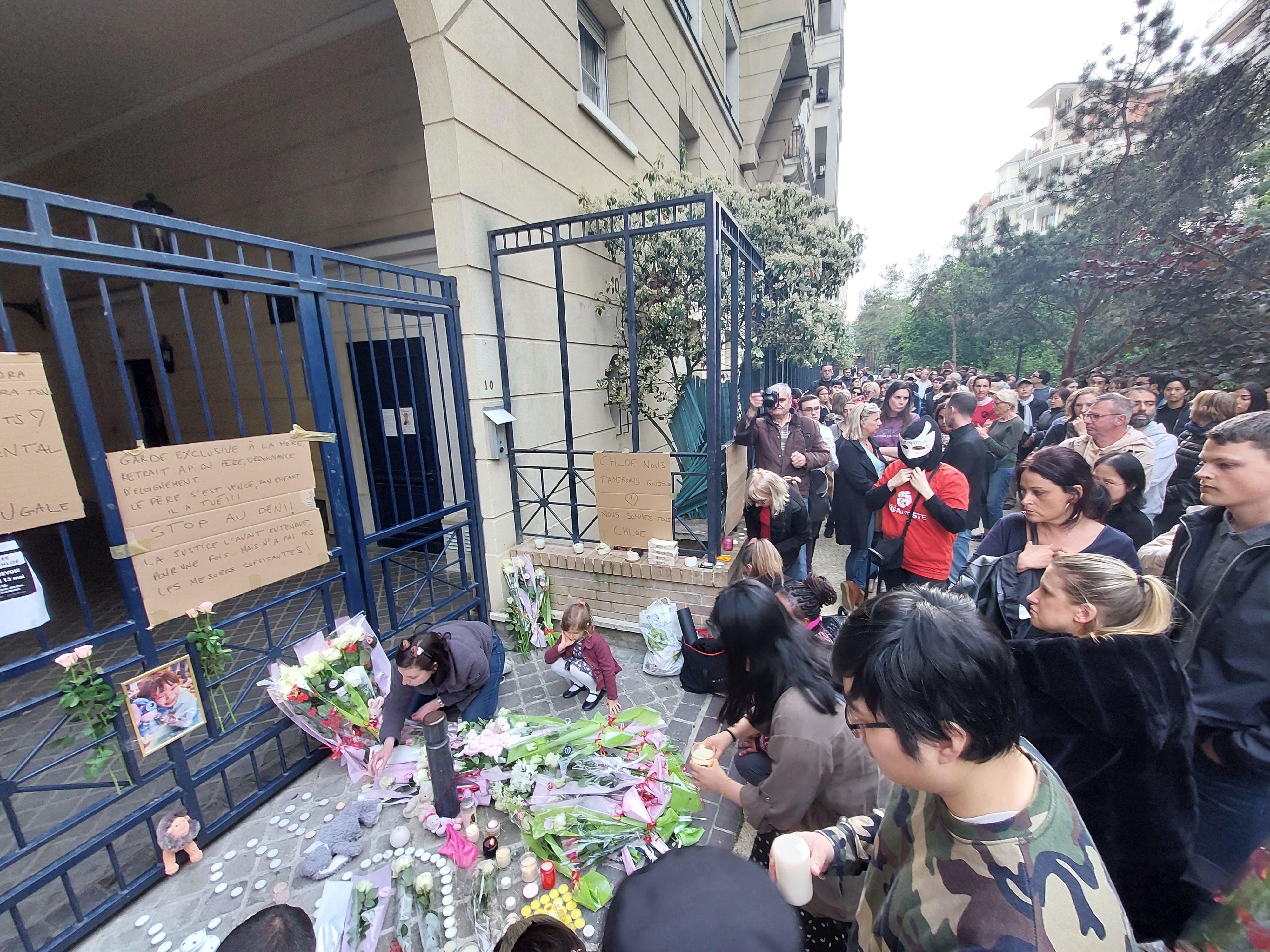 Courbevoie (Hauts-de-Seine), le 13 mai. De nombreux habitants se sont déplacés pour la veillée en hommage à Chloé, tuée par son père à l'âge de 5 ans. LP/Olivier Bureau