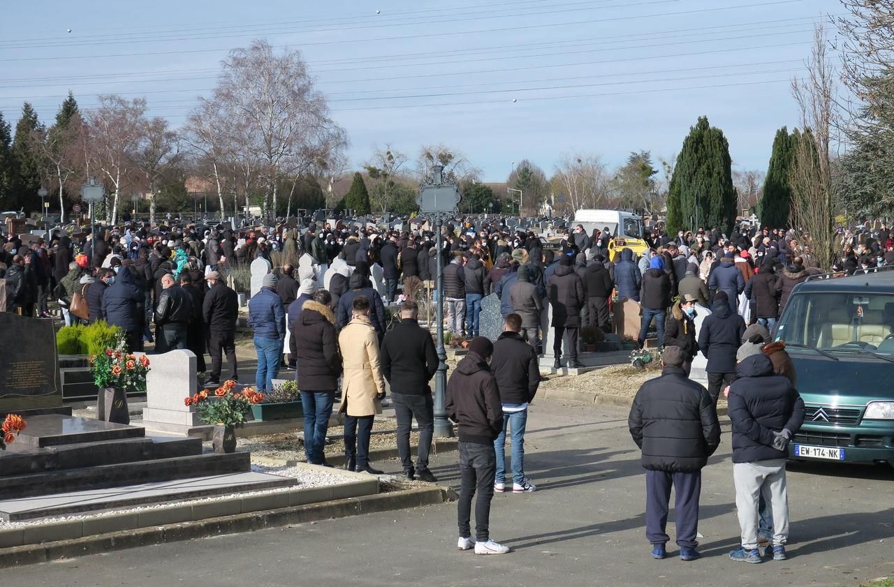 <b></b> Chelles, vendredi 12 février 2021. Plusieurs centaines de personnes sont venues rendre un dernier hommage à Mohamed Seghiri lors de son inhumation au cimetière malgré les restrictions sanitaires.