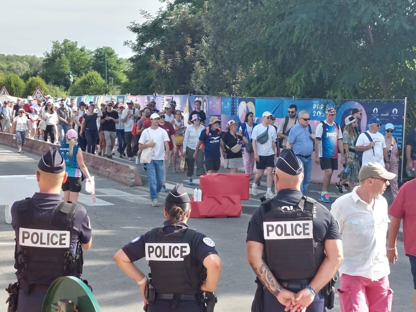 Vaires-sur-Marne, été 2024. Pendant un mois et demi, la municipalité a constaté que des bâches aux couleurs de Paris 2024 recouvrant les barrières canalisant les flux de visiteurs disparaissaient au fur et à mesure que se déroulaient les Jeux olympiques et paralympiques. LP/Sophie Bordier