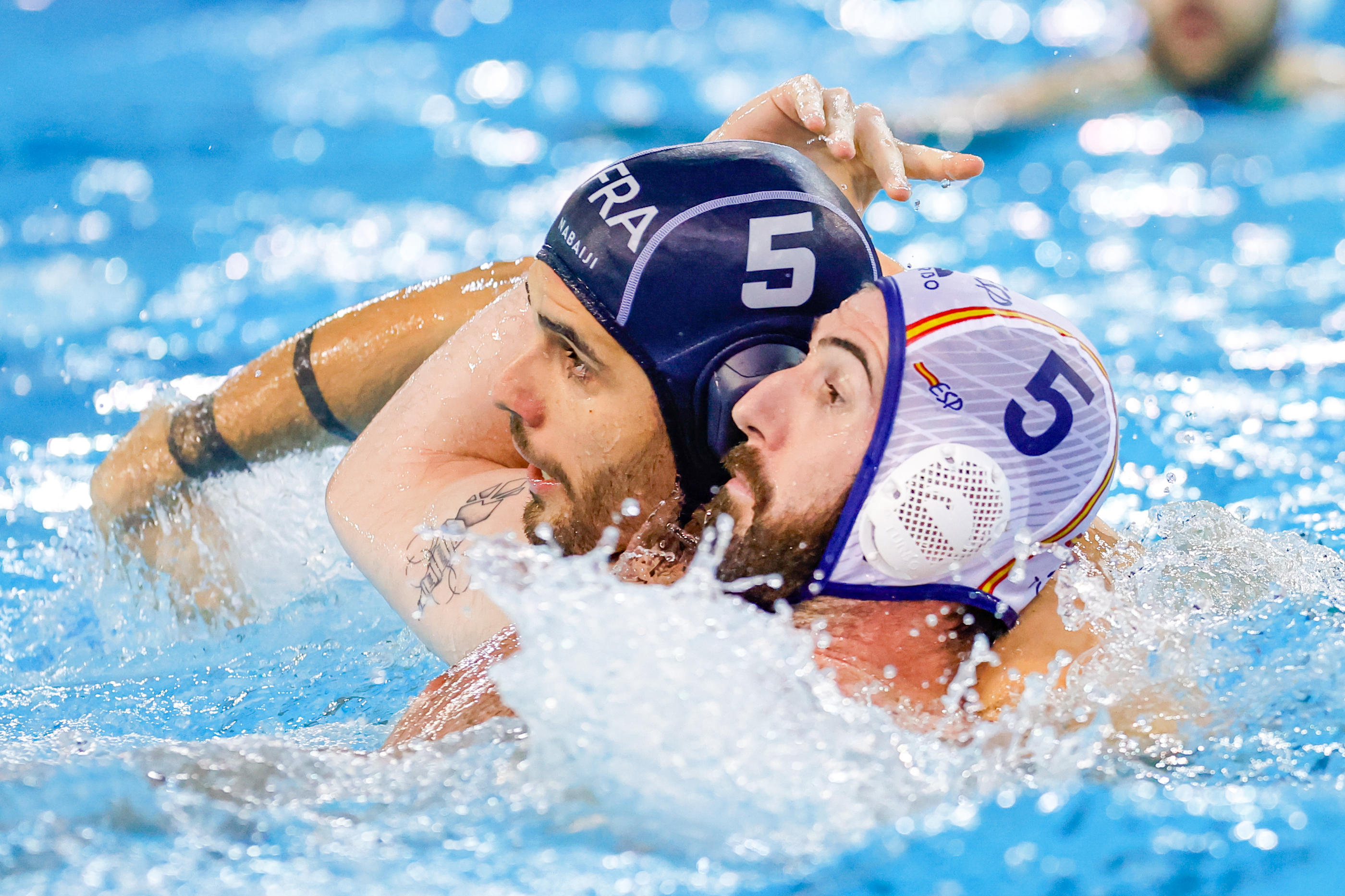 Le joueur de l'équipe de France Enzo Khasz est à la lutte avec un adversaire espagnol. Icon Sport/DeFodi Images