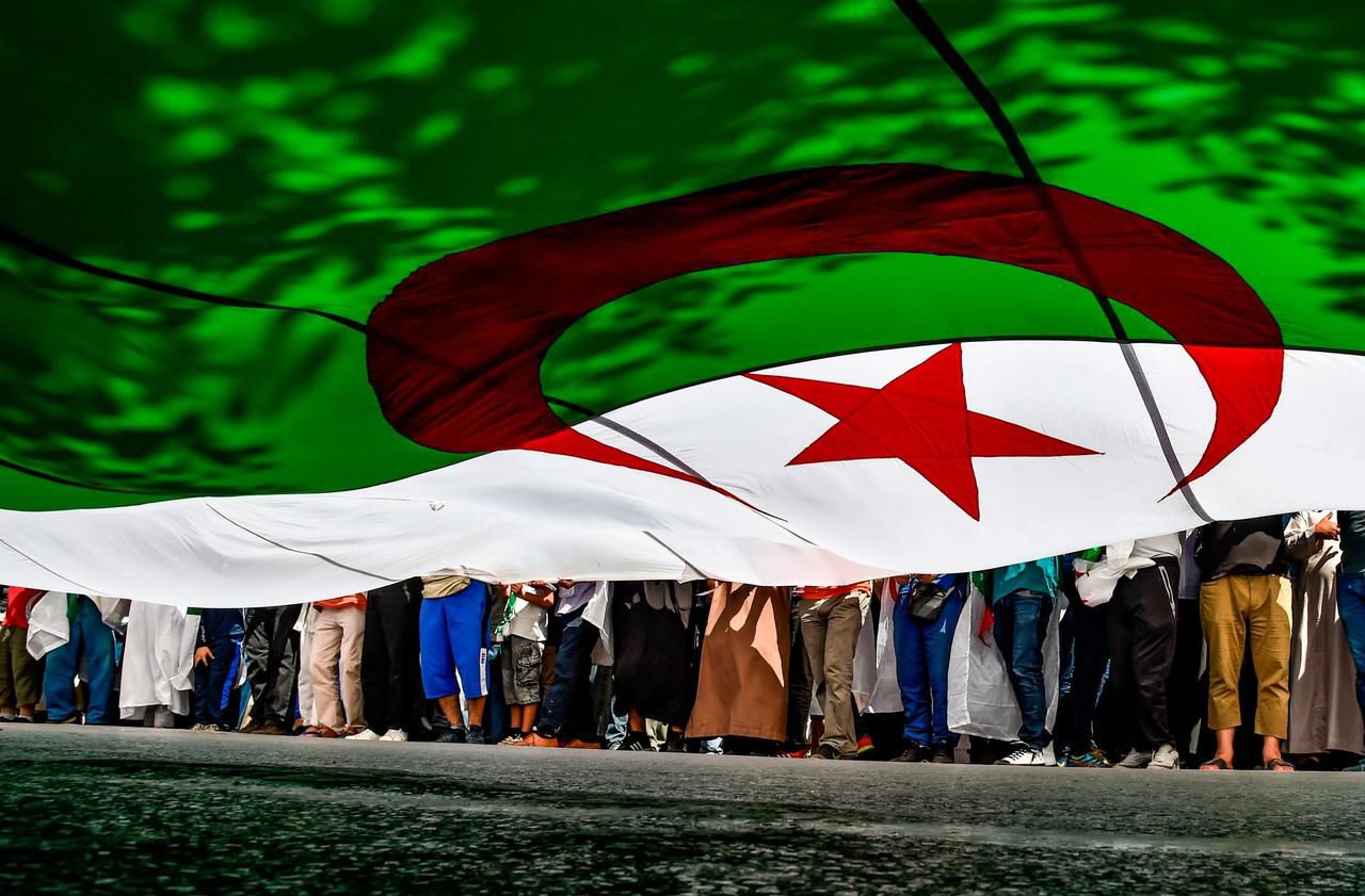 Le drapeau algérien dans les rues d'Alger, le 31 mai 2019. (Illustration). Crédit : AFP / Ryad Kramdi