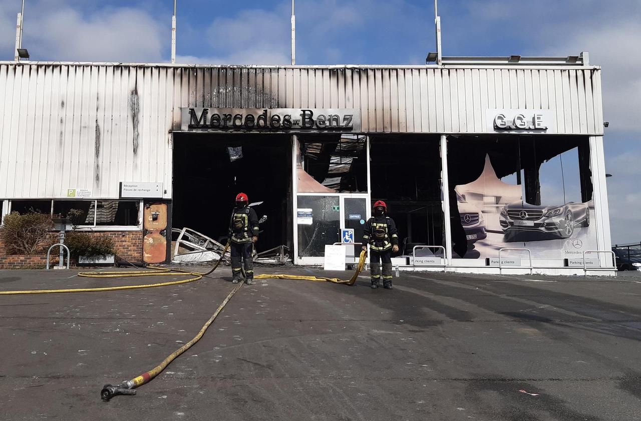 <b></b> Montgeron, ce lundi matin. La concession Mercedes-Benz a été entièrement détruite par les flammes.