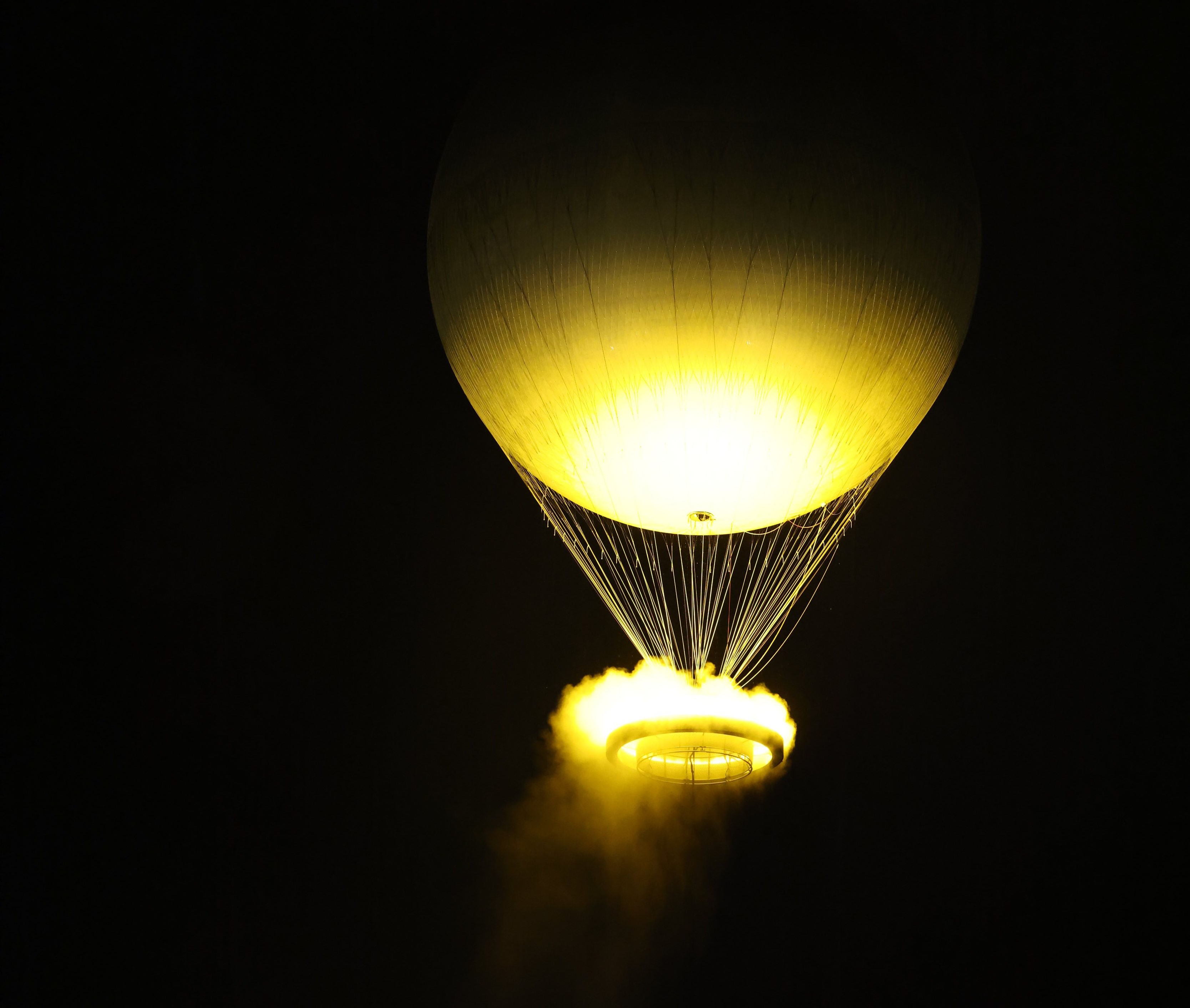 Paris (Ier), le 26 juillet. La vasque, en prenant feu, a fait s'envoler un ballon dans le ciel de Paris, donnant le top départ officiel des Jeux olympiques de Paris 2024. LP/Frédéric Dugit