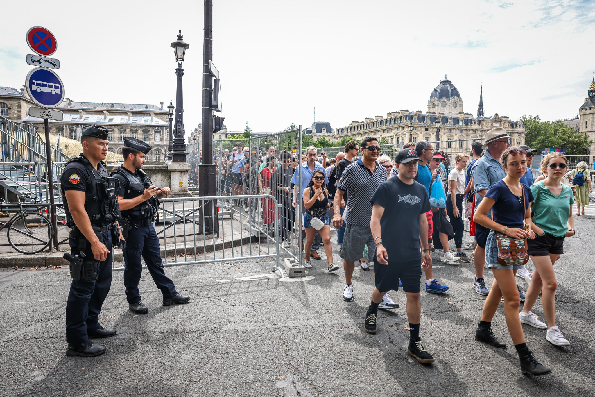 Paris ( IVe), le 25 juillet 2024. Pendant la préparation des Jeux de nombreux points de contrôle avaient été mis en place par mesure de sécurité mais à partir de ce samedi plus besoin de «Passe Jeux» en zone rouge. LP/Fred Dugit