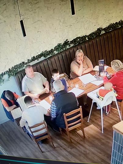 Les membres de cette famille britannique sont accusés d'être partis sans payer dans sept restaurants. Capture d'écran Facebook.