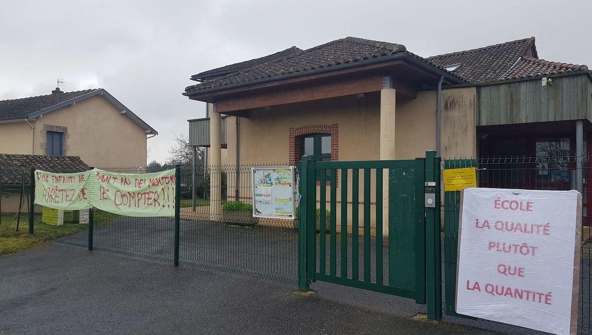 « L’école, c’est le symbole de la vie dans nos villages, résume Caroline Congnard, représentante des parents d’élèves de l'école de Flavignac. S’il n’y a pas d’école, le village n’attire plus. » MAXPPP/Radio France/Jérôme Ostermann