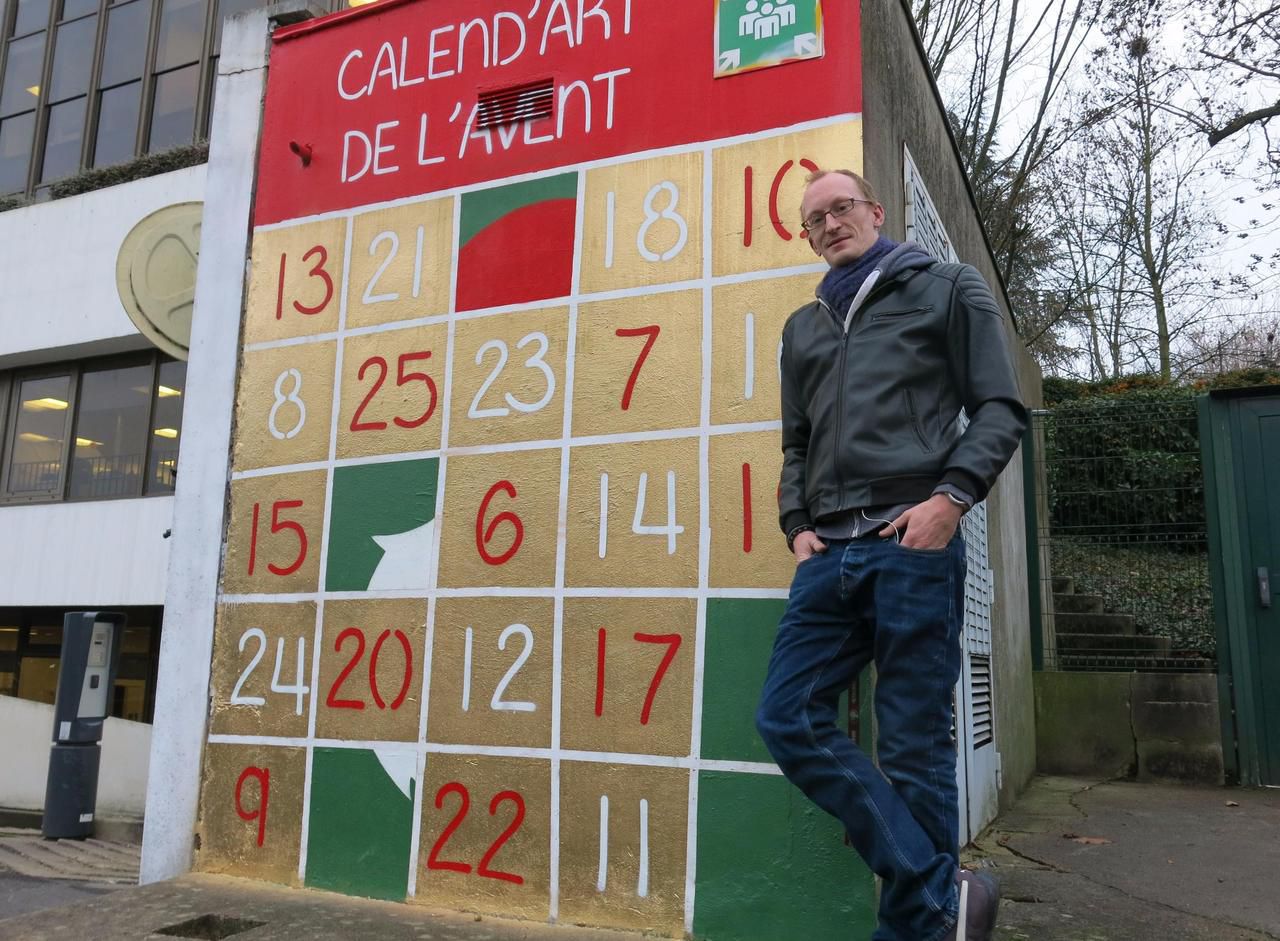 <b></b> Louveciennes, mardi. L’artiste 7nuit devant sa fresque qui ne sera achevée que le 25 décembre.