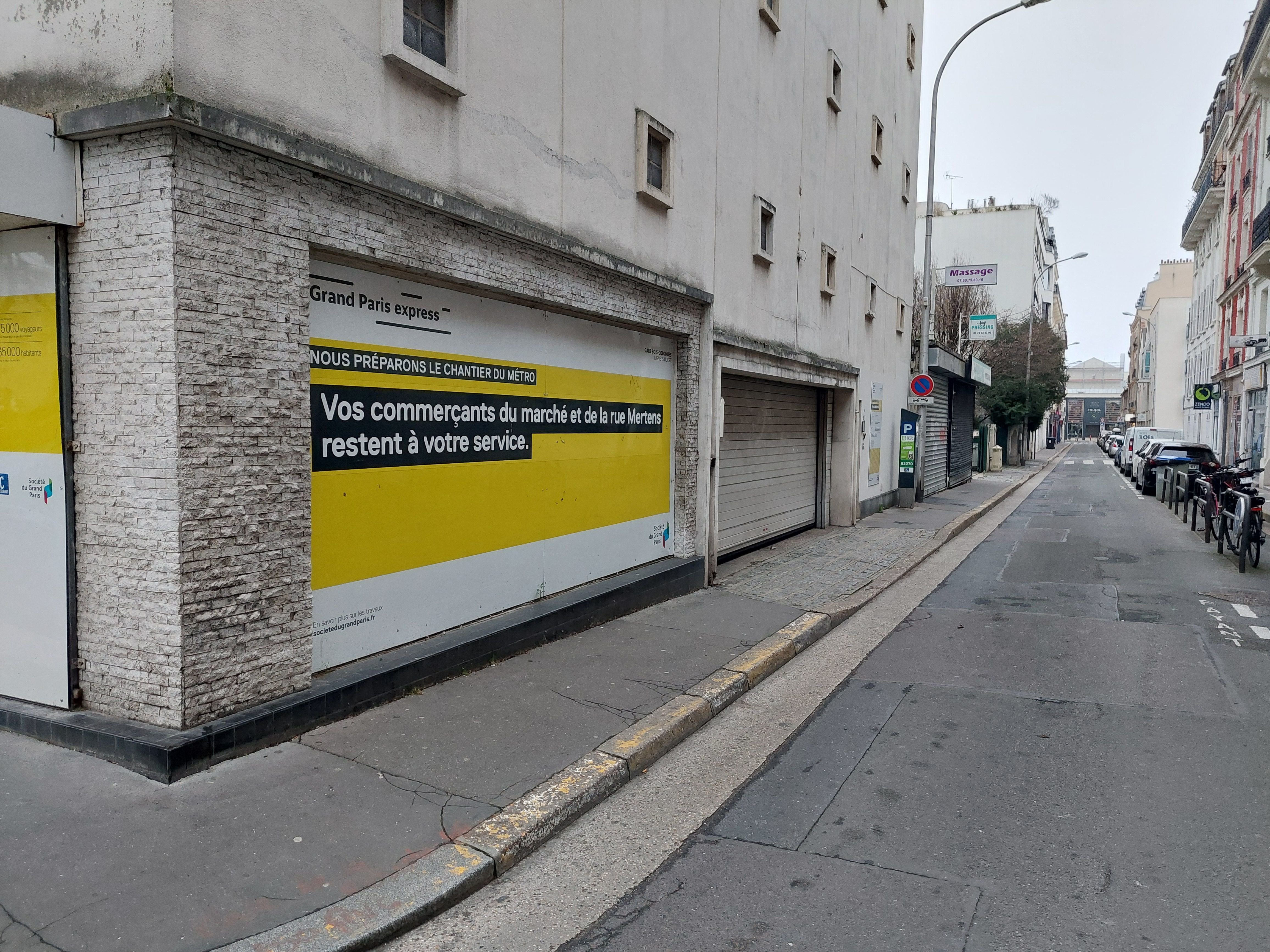 Bois-Colombes (Hauts-de-Seine), le 20 février. Dans le quartier, les panneaux expliquant le projet ou informant d’un permis de démolir ont envahi les façades. LP/Olivier Bureau