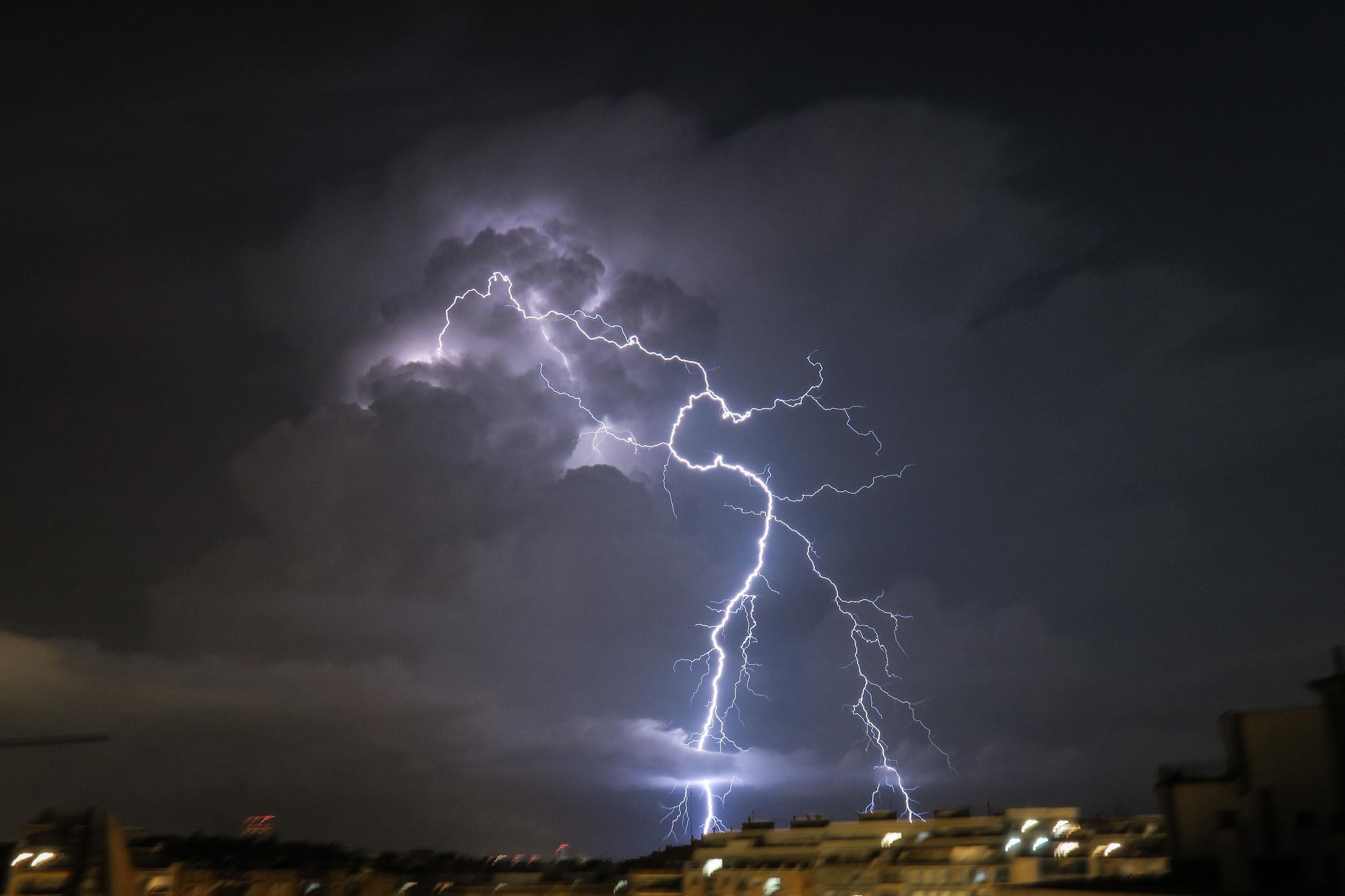 De violents orages accompagnés de grêlons et de fortes pluies ont frappé l'Ile-de-France mercredi soir. LP/ Frédéric Dugit