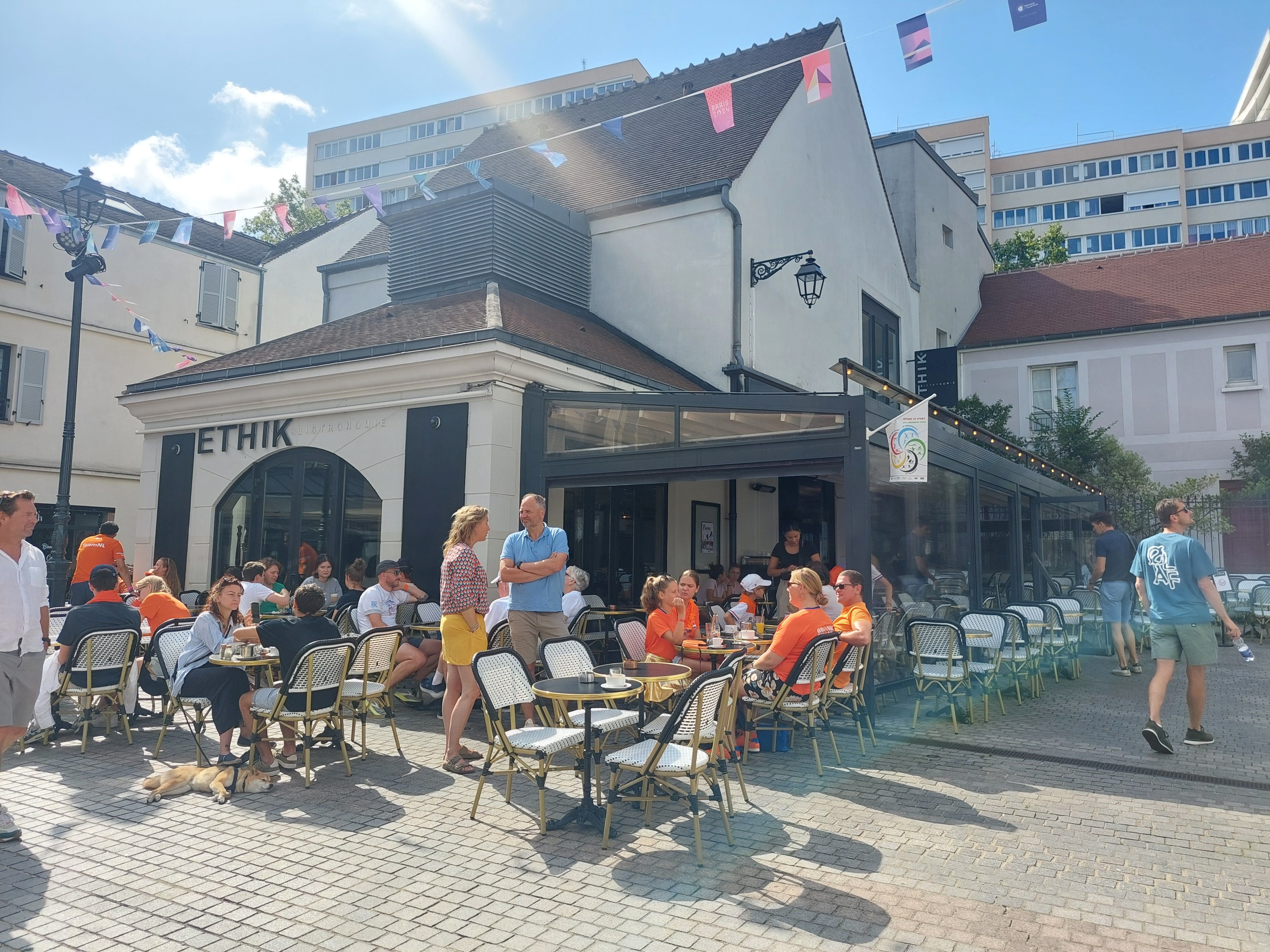 Allemands, Américains, Anglais, Belges et Néerlandais... Place Chavany, le restaurant l'Ethik (ici le 7 août) ne désemplit pas de visiteurs étrangers. LP/Olivier Bureau