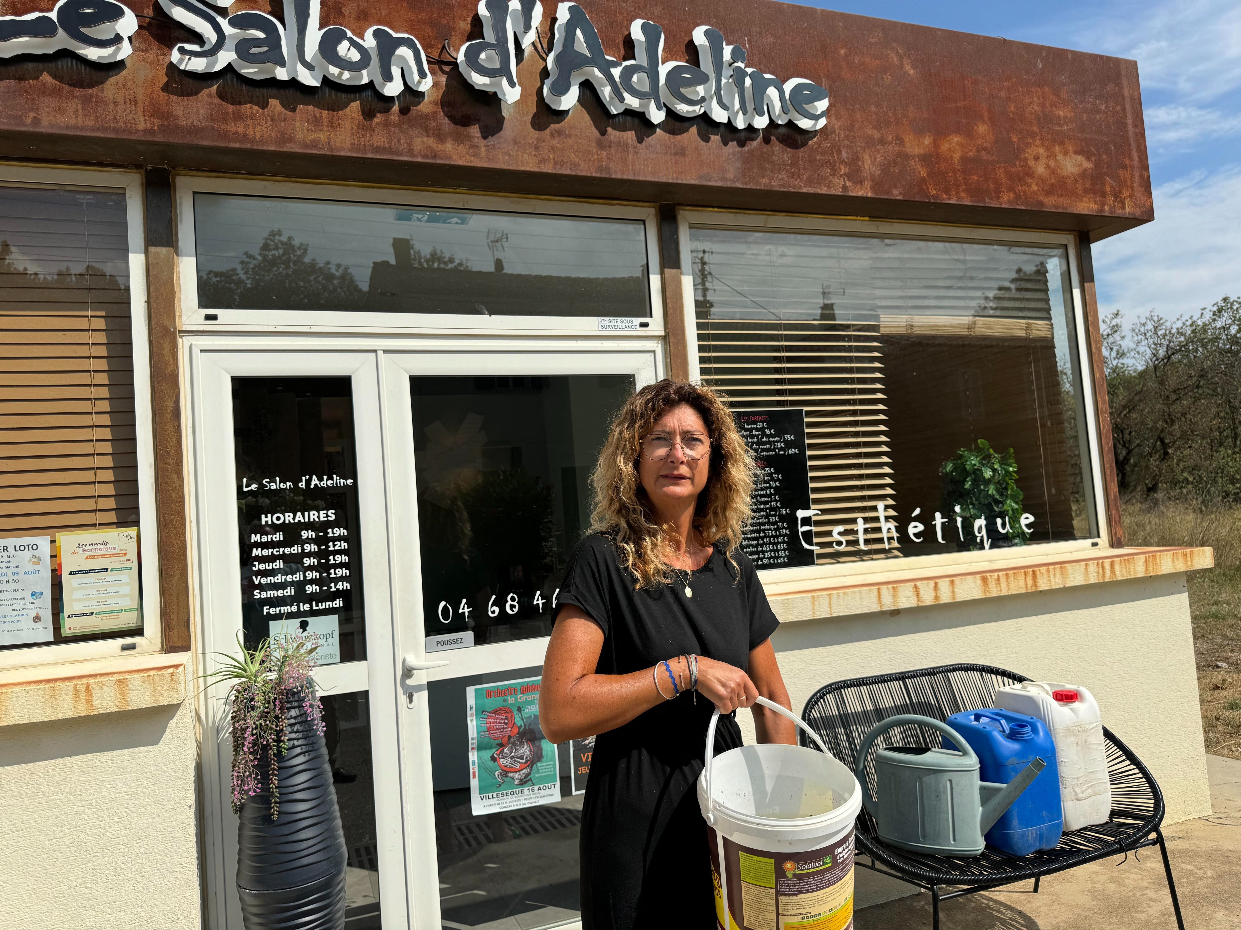 Durban-Corbières (Aude). Adeline, la coiffeuse du village, est obligée de constituer des réserves d'eau dans des bidons pour pouvoir travailler alors que l'eau est coupée entre 14 heures et 6 heures du matin. LP/Christian Goutorbe