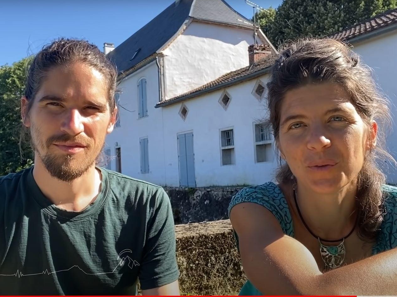 Alice Pazalmar et son compagnon Sylvain portent le projet d'achat d'une propriété pour le mouvement sectaire One Nation à Sénaillac-Lauzès, pour lequel ils avaient appelé aux dons. Youtube