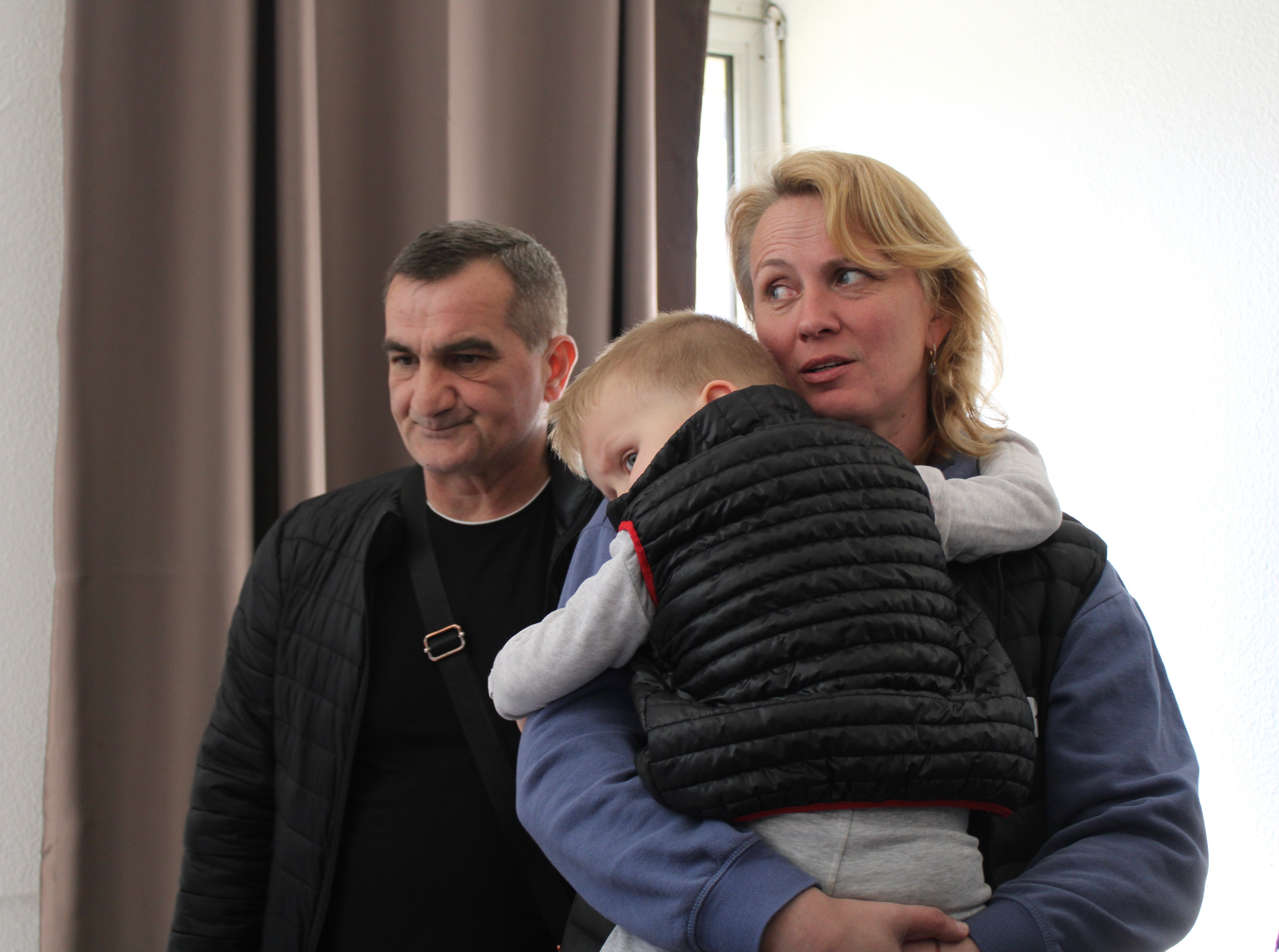 Noisy-le-Grand, ce mercredi. Tatiana et Mickäel, réfugiés ukrainiens accompagnés de leur petit-fils Marc, sont hébergés en Seine-Saint-Denis. Ils espèrent trouver du travail. LP/S.Z.