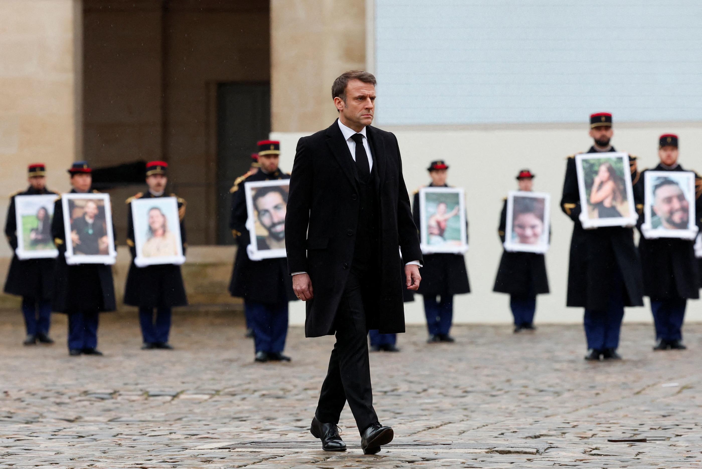 Hôtel des Invalides (Paris VIIe), ce mercredi. Emmanuel Macron a rendu hommage aux « suppliciés du 7 octobre ». Ce jour-là, « l’indicible a ressurgi des profondeurs de l’Histoire », a poursuivi le président. AFP/Gonzalo Fuentes