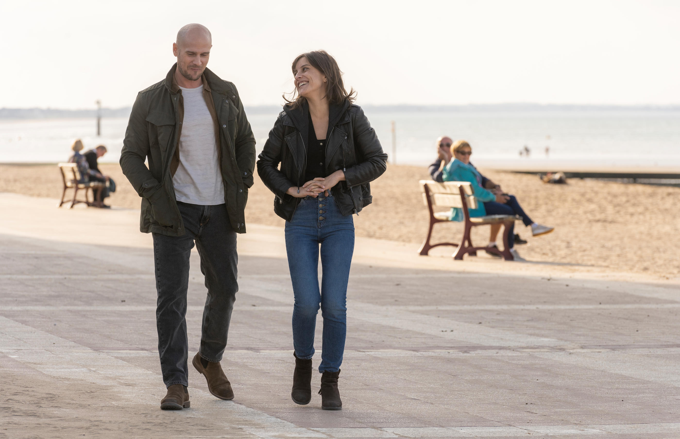 Nicolas Gob (Clément Royan) et Flore Bonaventura (Anne Kareski) dans «Meurtres sur la Côte Fleurie». FTV/Nathalie Guyon