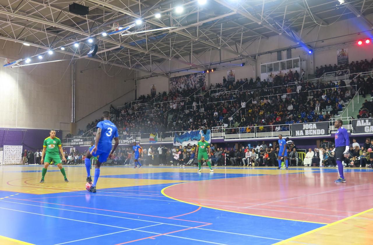 <b></b> Cergy-Pontoise, samedi. Le complexe sportif des Maradas a vibré au son des chants des supporteurs pour le tournoi de foot à 5 d’Ile-de-France.