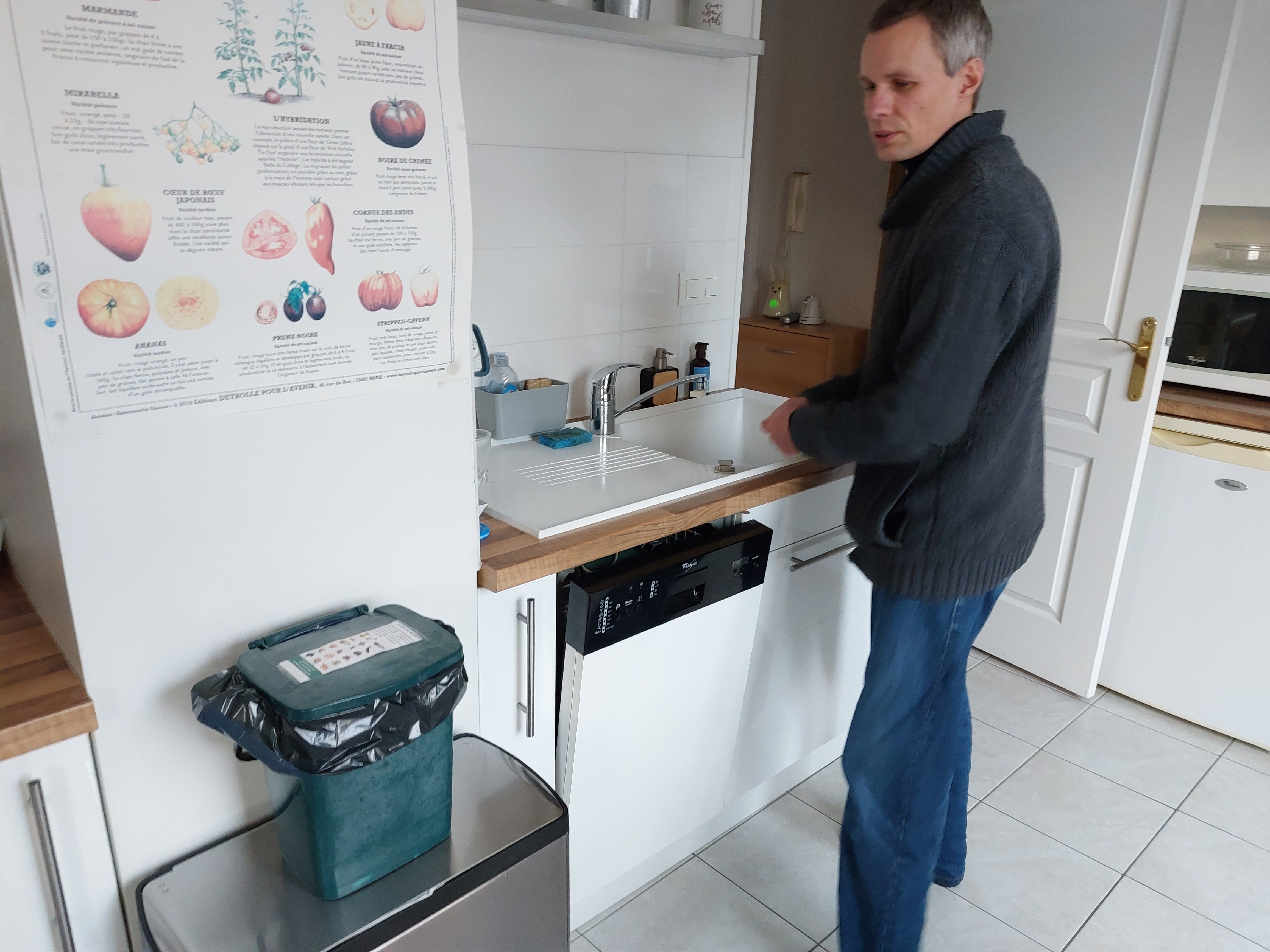 Bures-sur-Yvette (Essonne), le 20 décembre 2023. Frédéric Closet habite en appartement. Depuis janvier il fait partie des ménages volontaires qui trient leurs biodéchets, déposés ensuite dans un bac collecté une fois par semaine par le Siom. LP/C.CH.