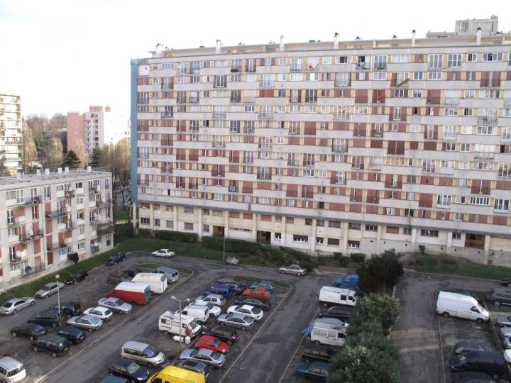 Cinq jeunes, tous plus ou moins liés à la cité du Chêne-Pointu à Clichy-sous-Bois (Seine-Saint-Denis), sont soupçonnés d'avoir volé des outils de chantier au préjudice de 130 artisans. (Illustration) LP