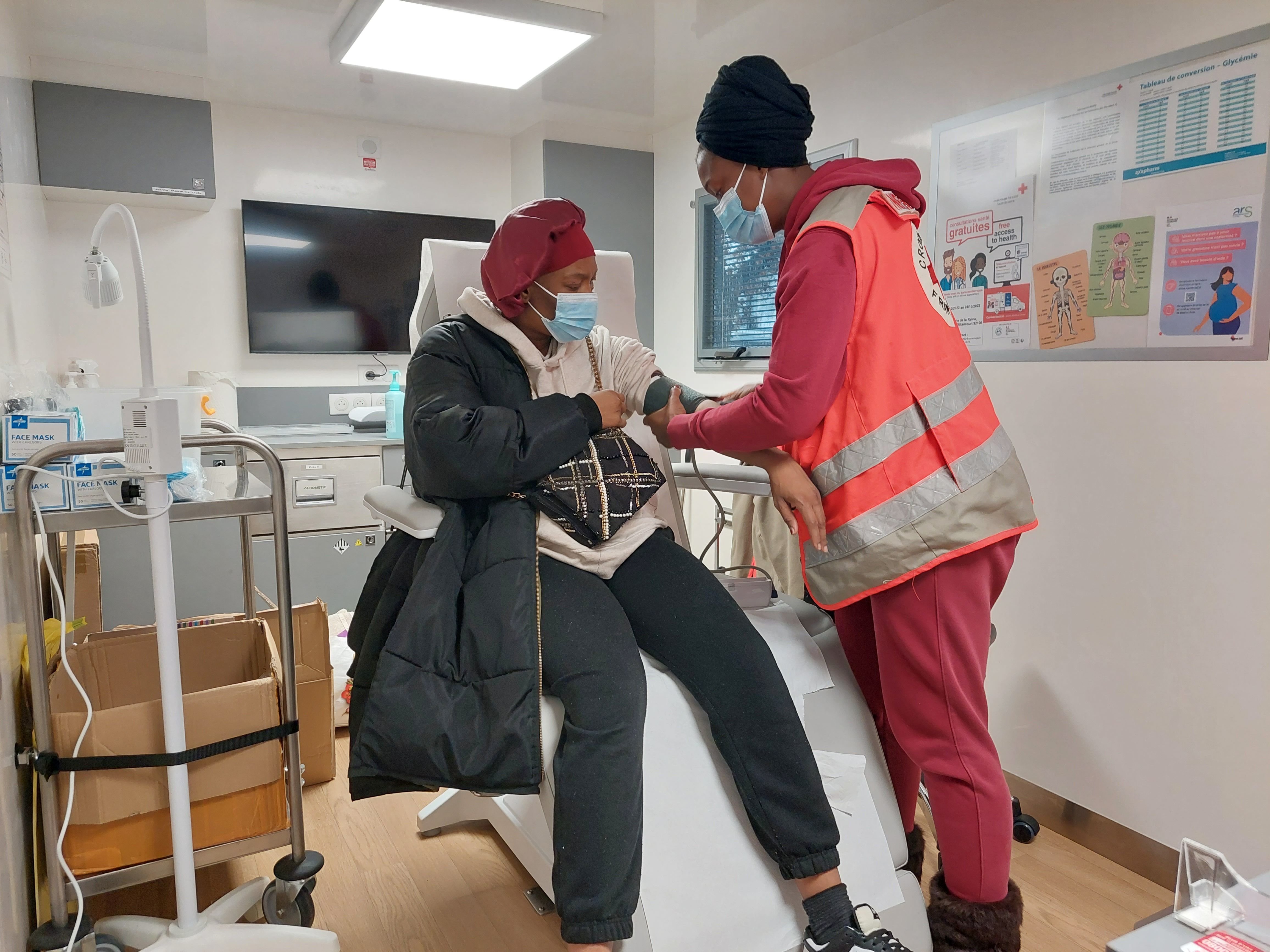 Asnières-sur-Seine, le 20 décembre 2022. La Croix-Rouge propose aide médicale et numérique aux personnes les plus précaires du département. LP/O.B.