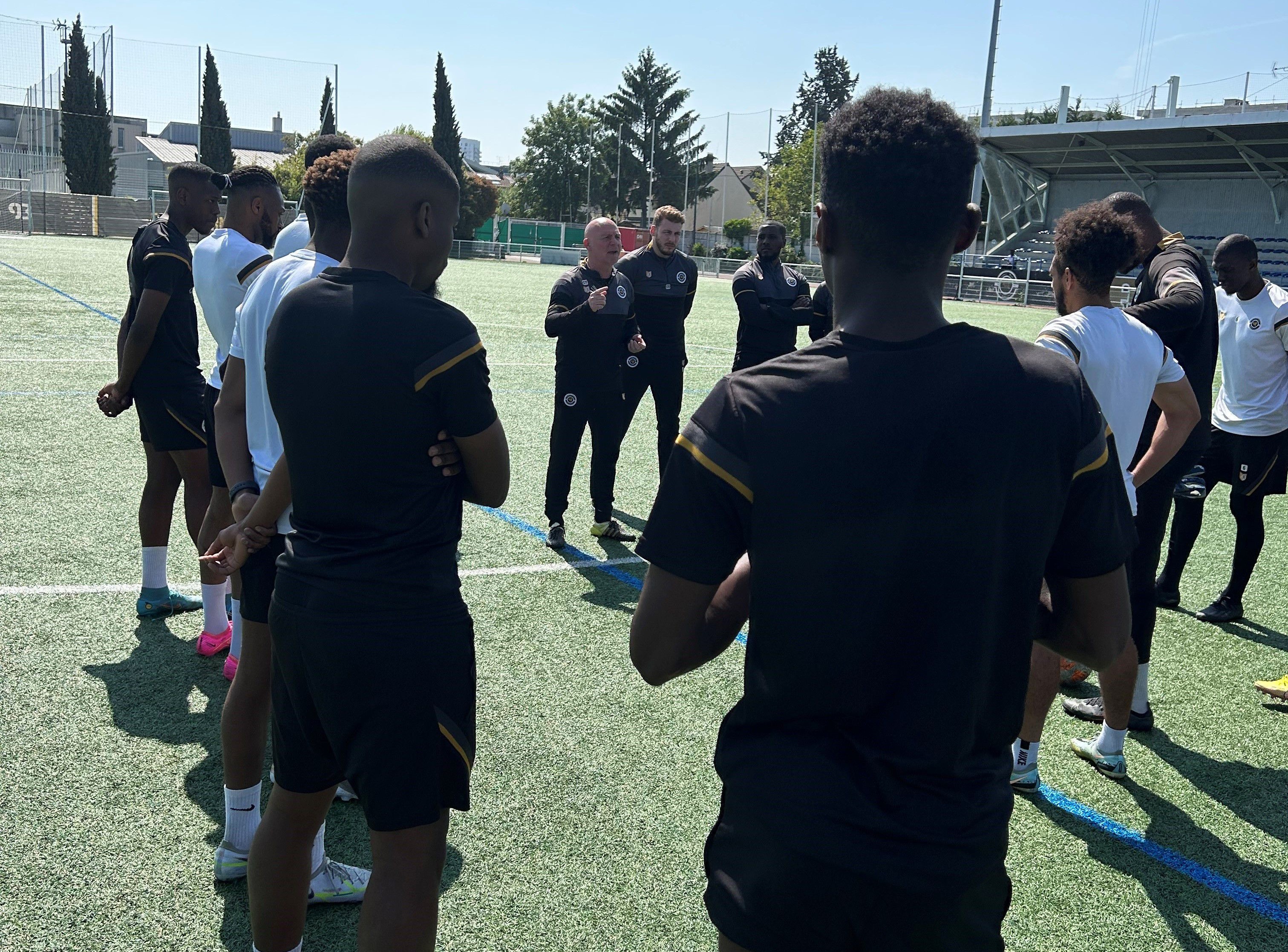 L'entraîneur Christophe Taine (au centre) prodigue ses derniers conseils avant le dernier entraînement hebdomadaire du FC 93 Bobigny ce vendredi 26 mai. LP/Arnaud Detout
