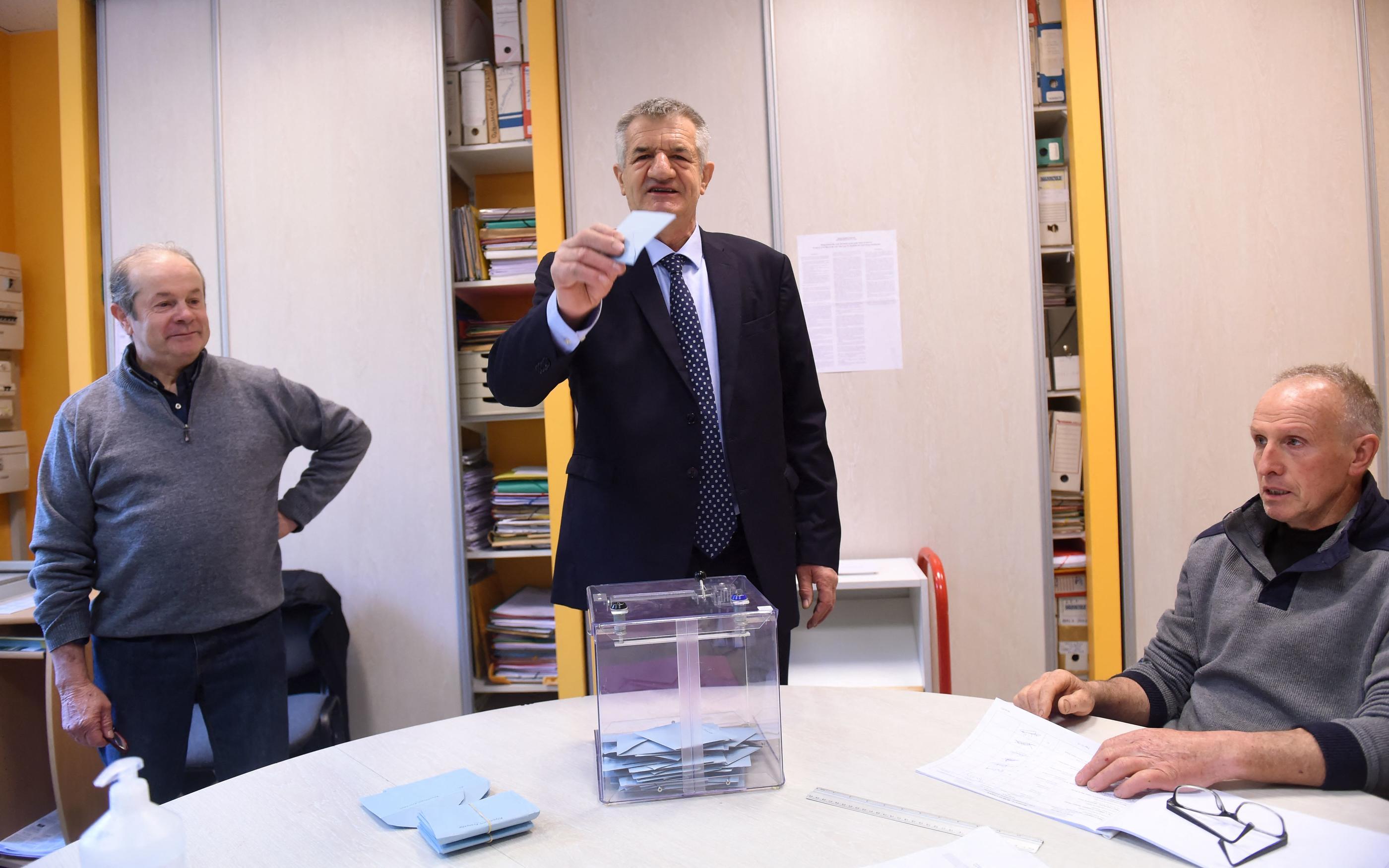 Jean Lassalle annonce vouloir s'abstenir au second tour de l'élection présidentielle, le 24 avril, depuis son bureau de vote à Lourdios-Ichères. AFP/Gaizka Iroz