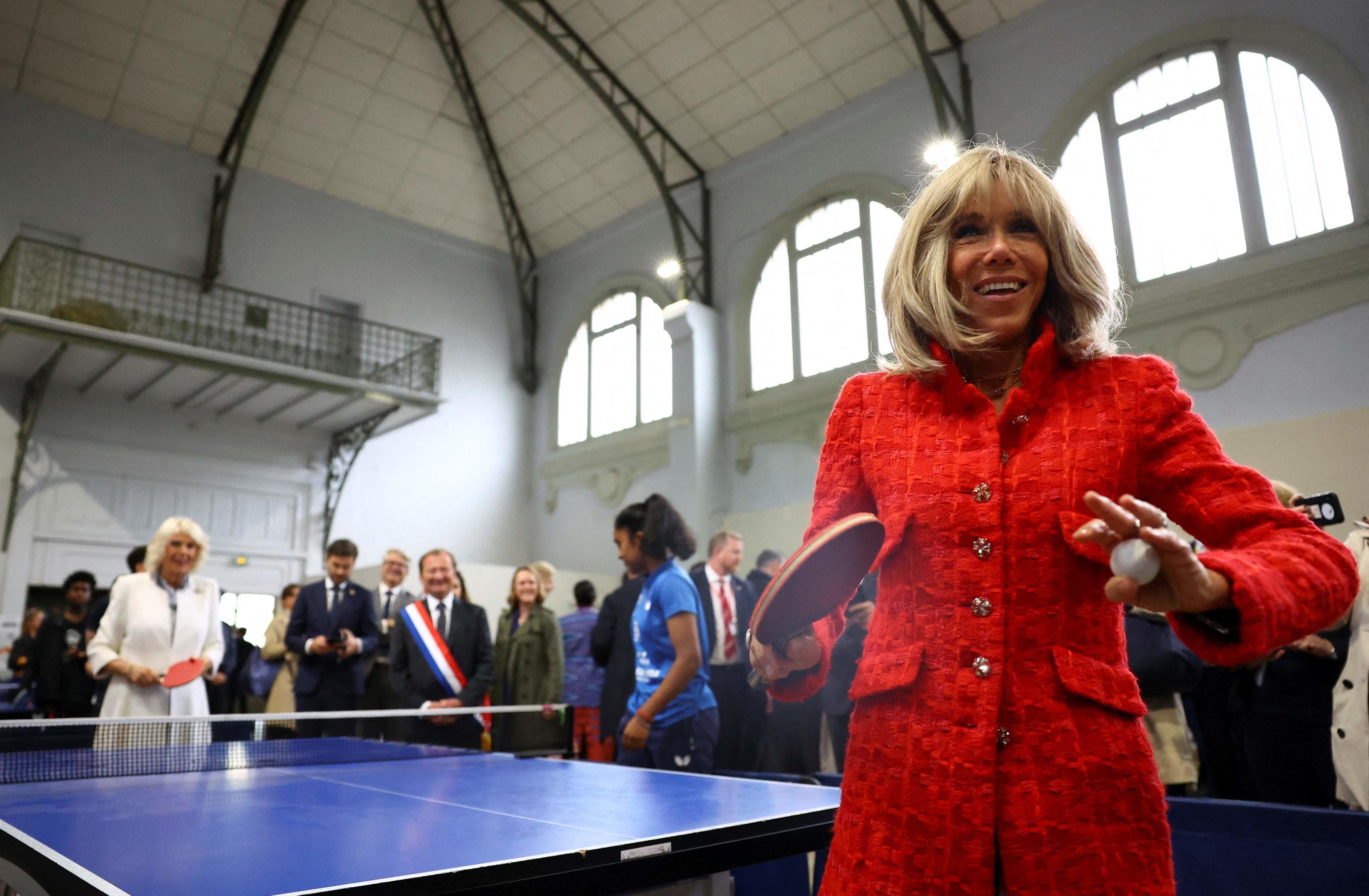 La reine consort Camilla Parker Bowles et la Première dame Brigitte Macron faisant quelques échanges de ping-pong à Saint-Denis, le 21 septembre 2023. AFP/HANNAH MCKAY