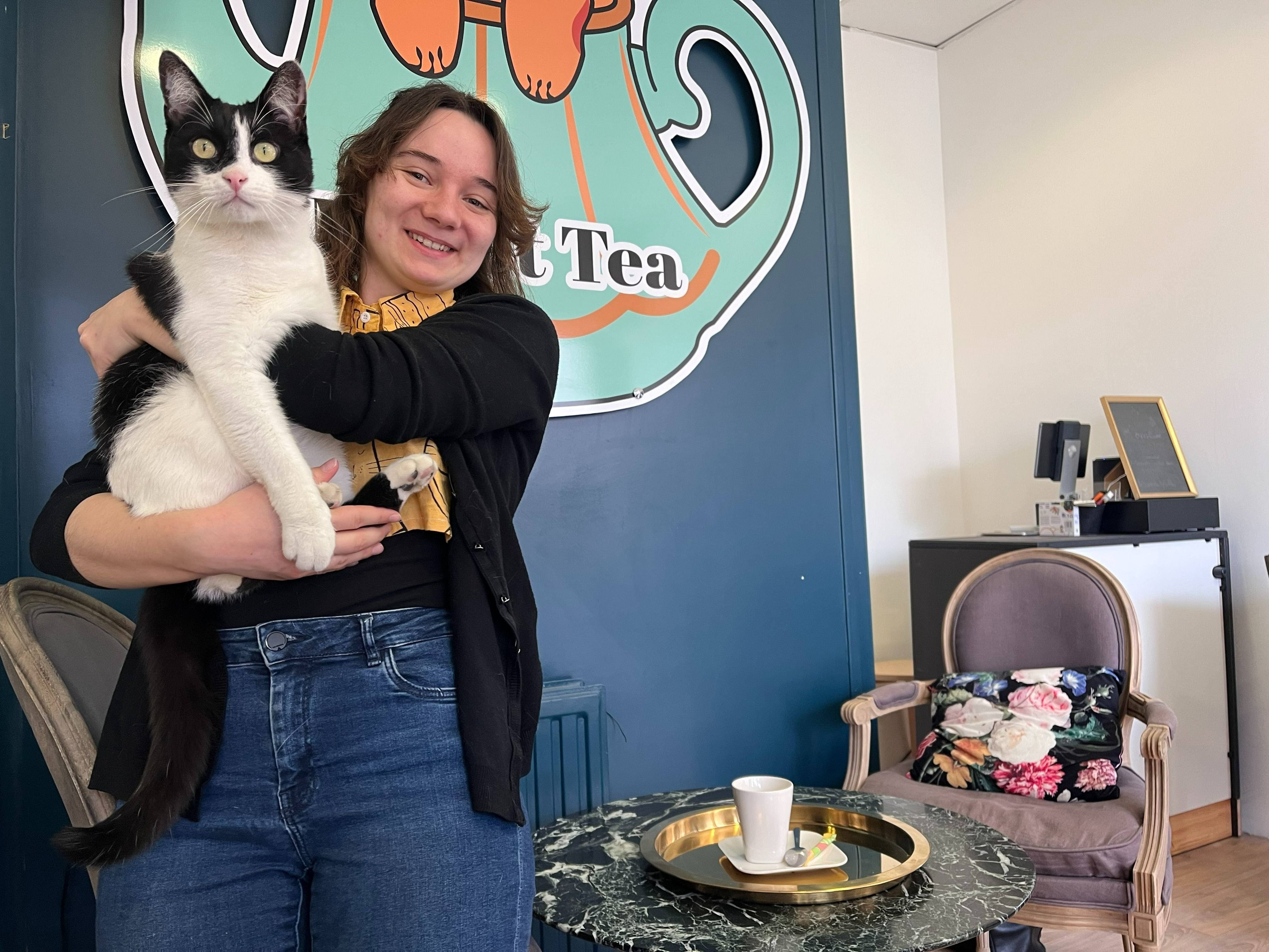 Yerres, vendredi 25 mars 2022. Marine Berger a ouvert le premier bar à chats de l'Essonne, une «toute nouvelle aventure» pour cette jeune femme de 28 ans. LP/Nolwenn Cosson