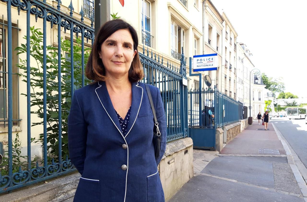 <b></b> Saint-Germain-en-Laye. Agnès Cerighelli, ici à la sortie du commissariat en juin 2018. Elle y était entendue pour des tweets à caractère homophobe.