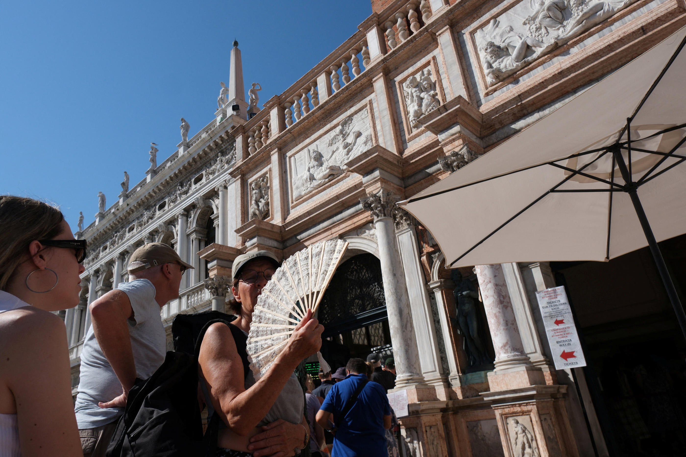 Des touristes près de la campanile de Saint-Marc lors d'une nouvelle vague de chaleur à Venise, en Italie le 22 août 2023. Reuters/Manuel Silvestri