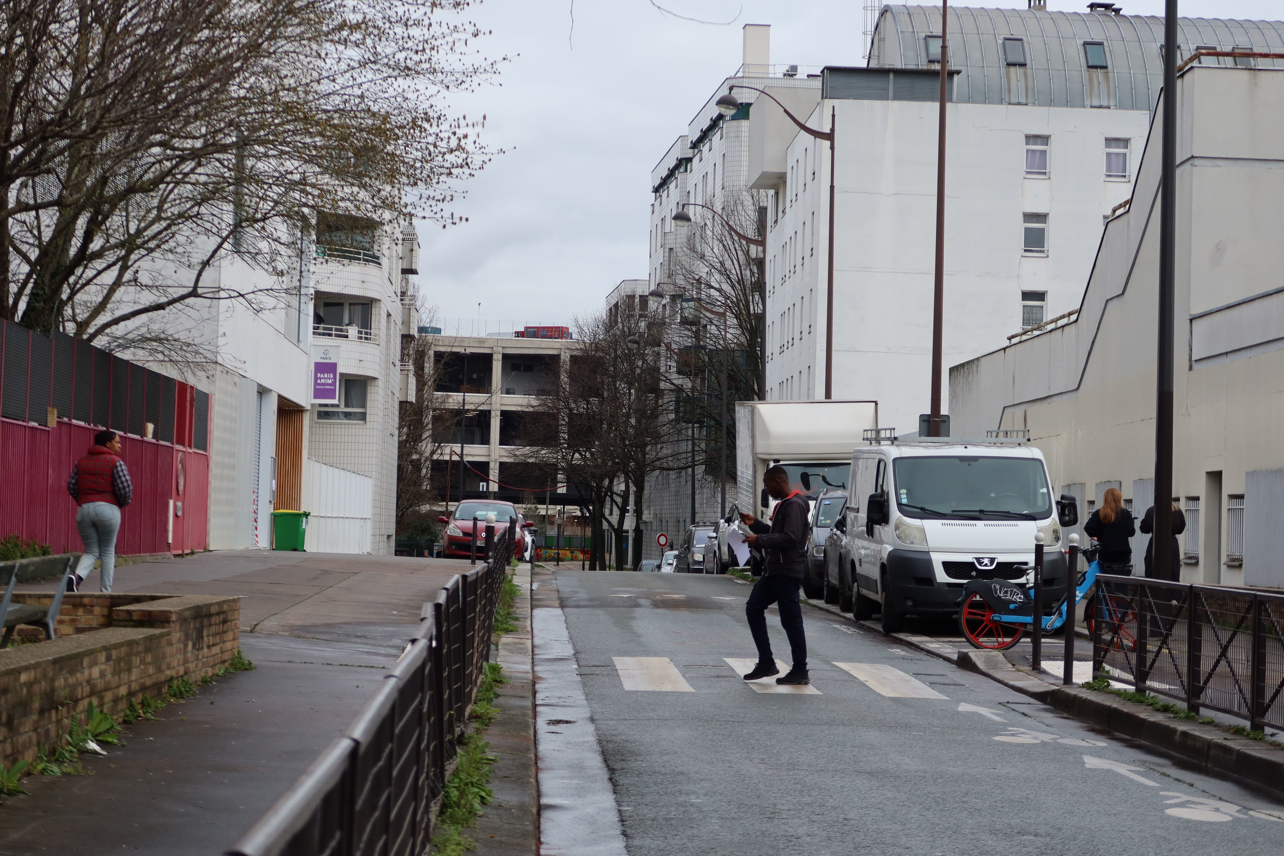 Paris, rue de Tchaïkovski (XVIIIe), ce mercredi. C'est au niveau du passage piéton que la victime s'est effondrée après avoir été poignardé à l'abdomen.