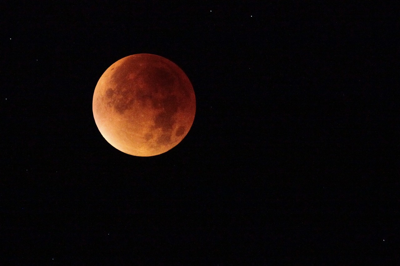 La "super Lune des moissons" aura une teinte rouge et orangée. Pixabay