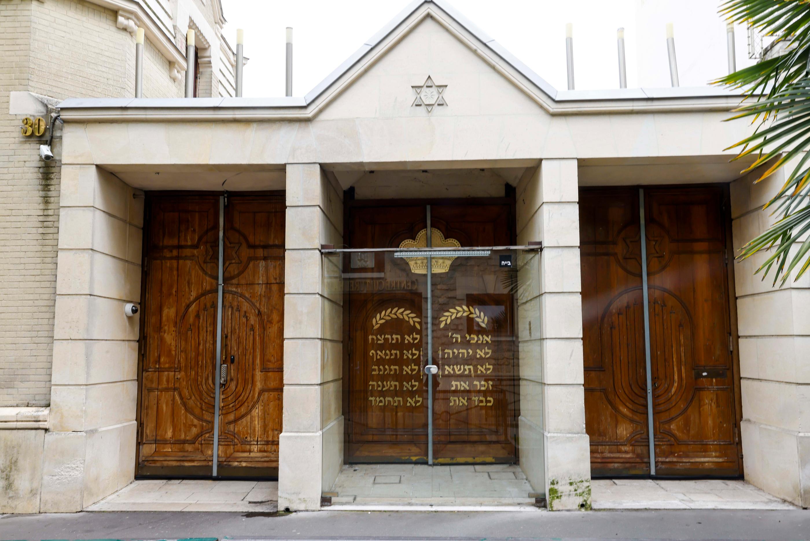 La sécurité autour des synagogues a été renforcée après l'attaque à Rouen, comme ici à Vincennes. LP/Olivier Corsan