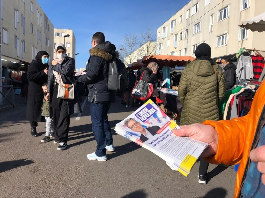 Chanteloup-les-Vignes (Yvelines), le 19 février 2022. Dans le centre-ville et dans les allées du marché, ils sont nombreux à ne pas s'intéresser à la campagne. LP/Elisabeth Gardet