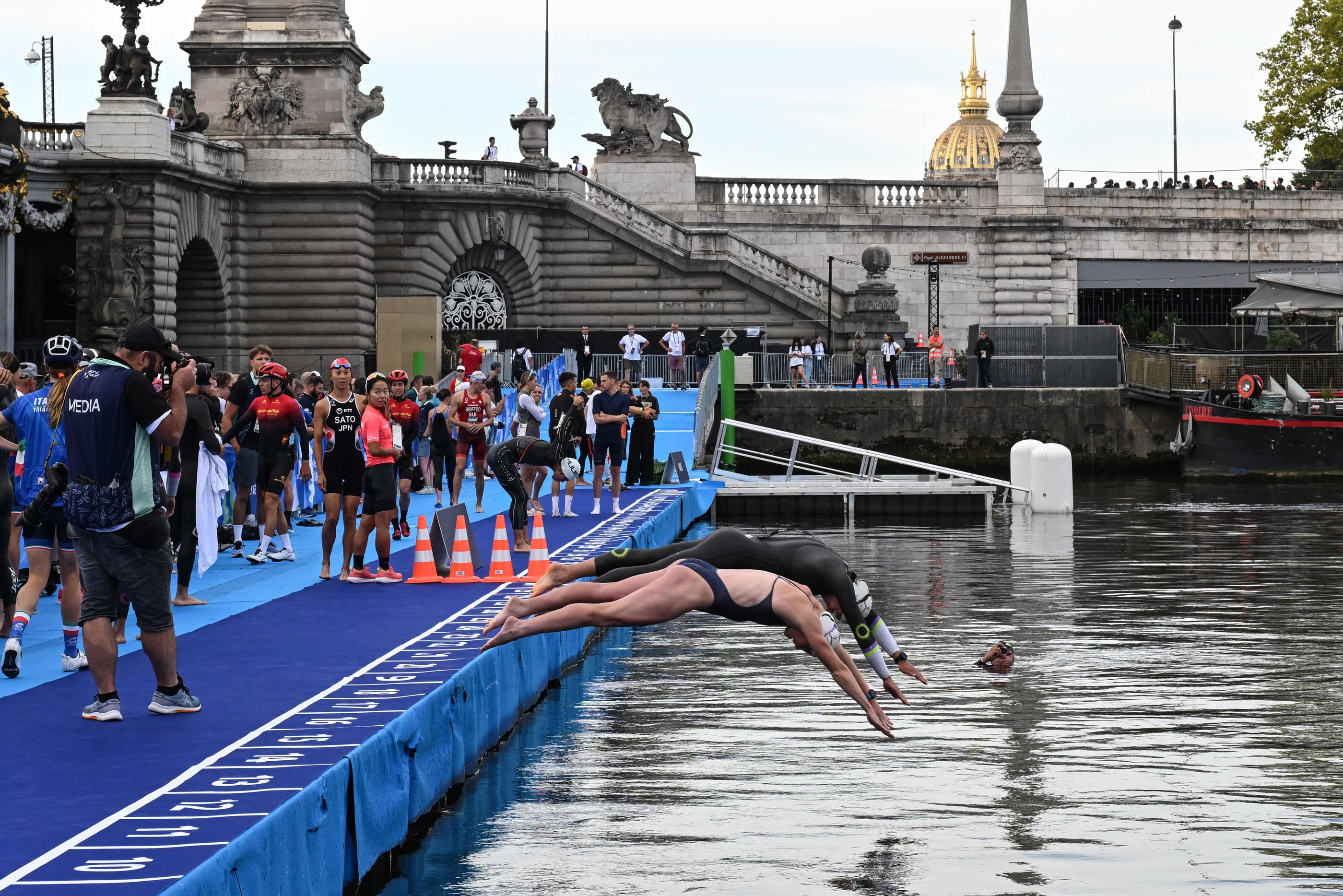Paris (VIIe-VIIIe), le mercredi 16 août 2023. Les triathlètes ont pu plonger dans la Seine sans aucune crainte, les tests de qualité de l’eau s’étant avérés concluants. AFP/Bertrand Guay