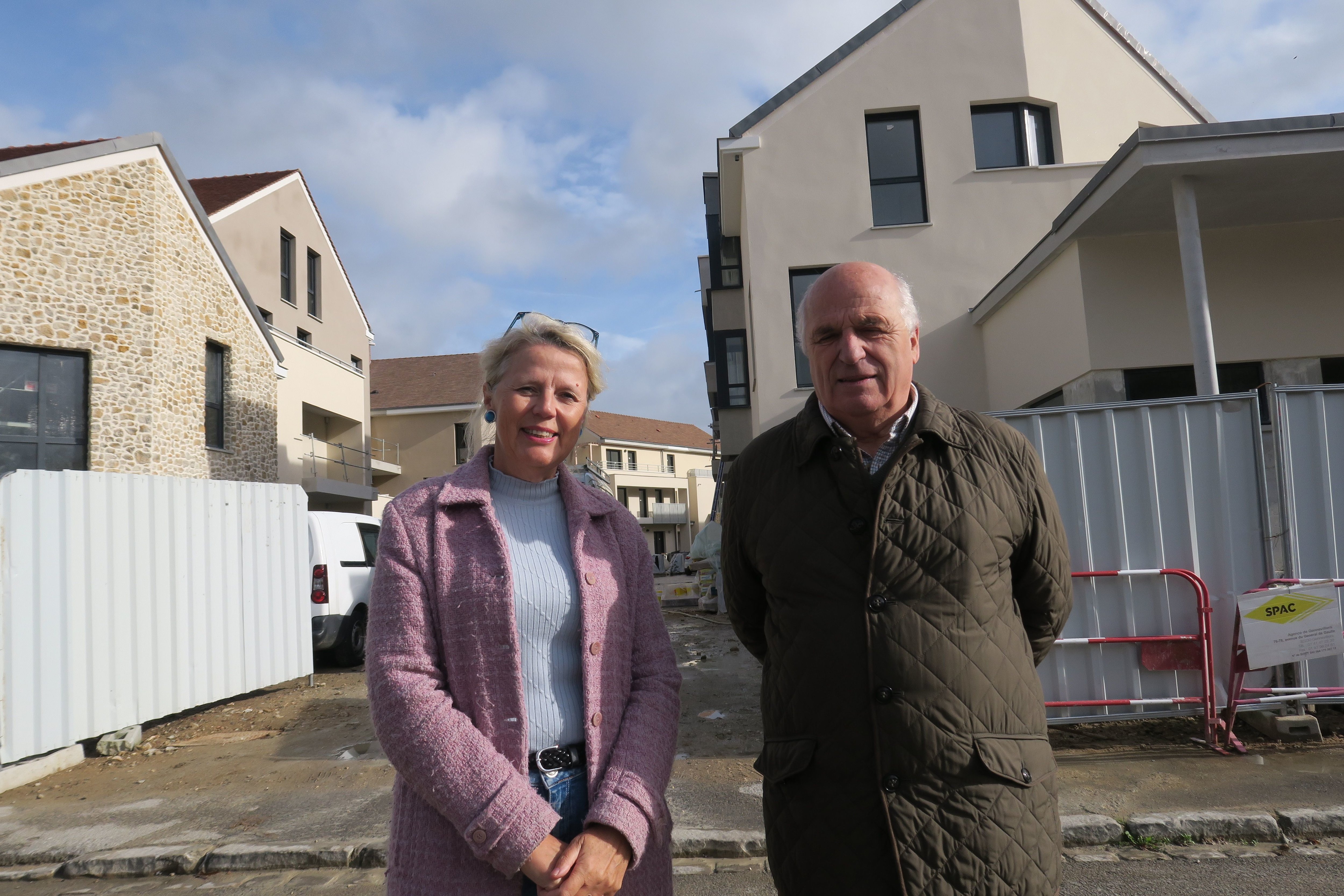 Saint-Rémy-lès-Chevreuse, le 7 novembre. Nathalie Idrissi, représentante du collectif de riverains, et Eric Aynaud, président de l'association des Amis de la vallée du Rhodon, ont déposé des recours contre la mairie et la préfecture. LP/Julie Ménard