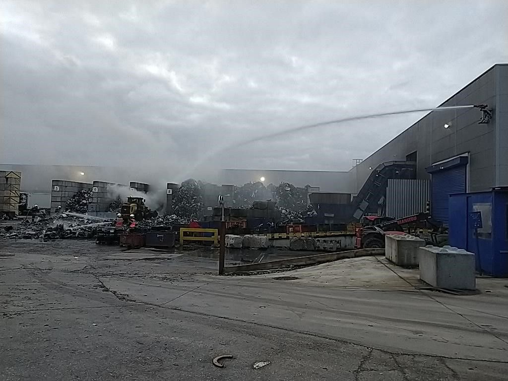 Pont-Sainte-Maxence, ce dimanche, 5 h 30. Un stockage de batterie au lithium s'est embrasé tôt ce matin à l'usine Paprec qui traite les déchets. L'incendie a été maîtrisé, en grande partie, en interne et n'a fait que peu de dégâts. DR.