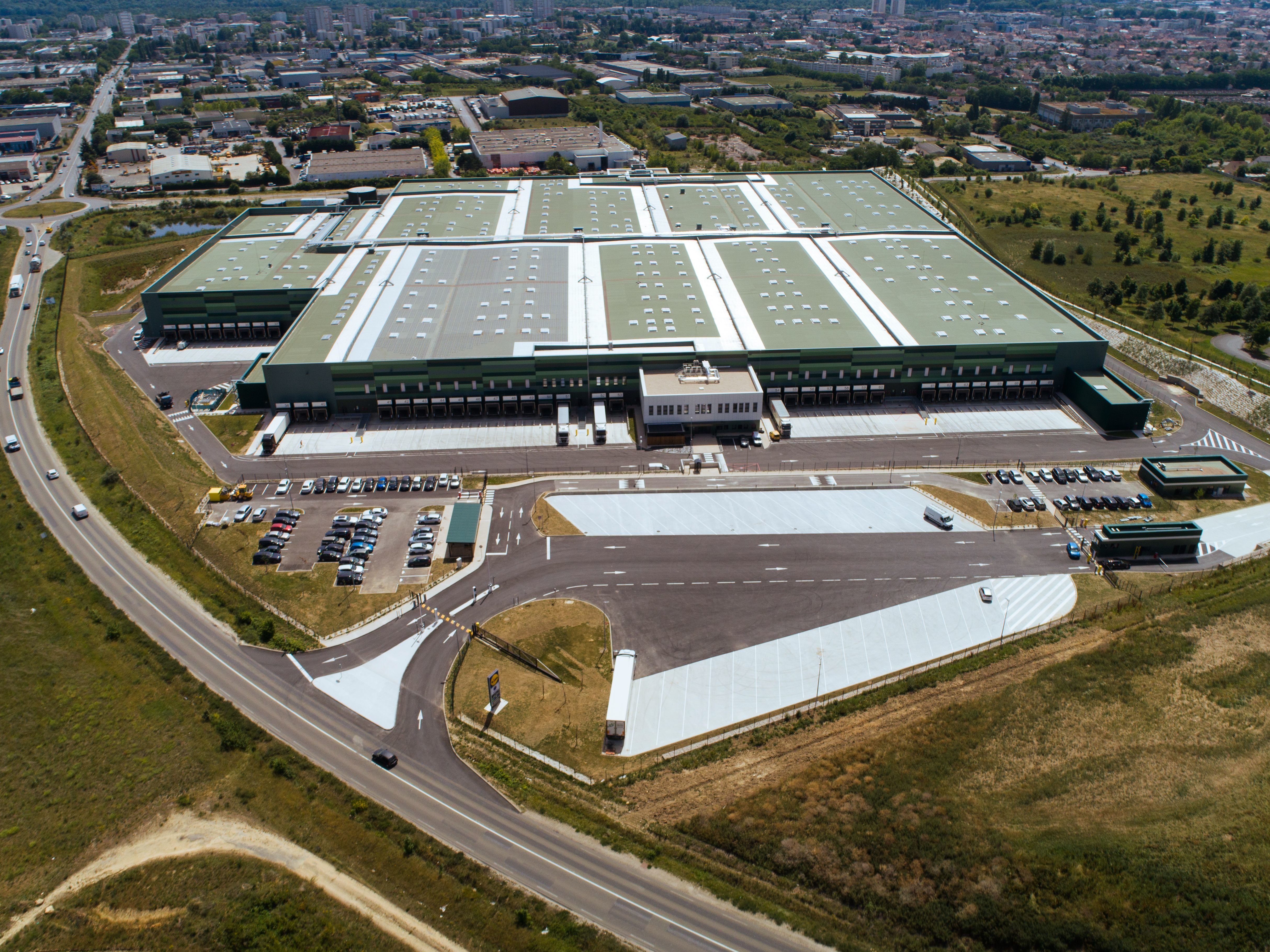 L'enseigne Lidl a fait construire une plateforme logistique de 55.000 m2 qui alimente plus de soixante grandes surfaces de son groupe. C'est le plus gros entrepôt du groupe allemand en Île-de-France. Lidl