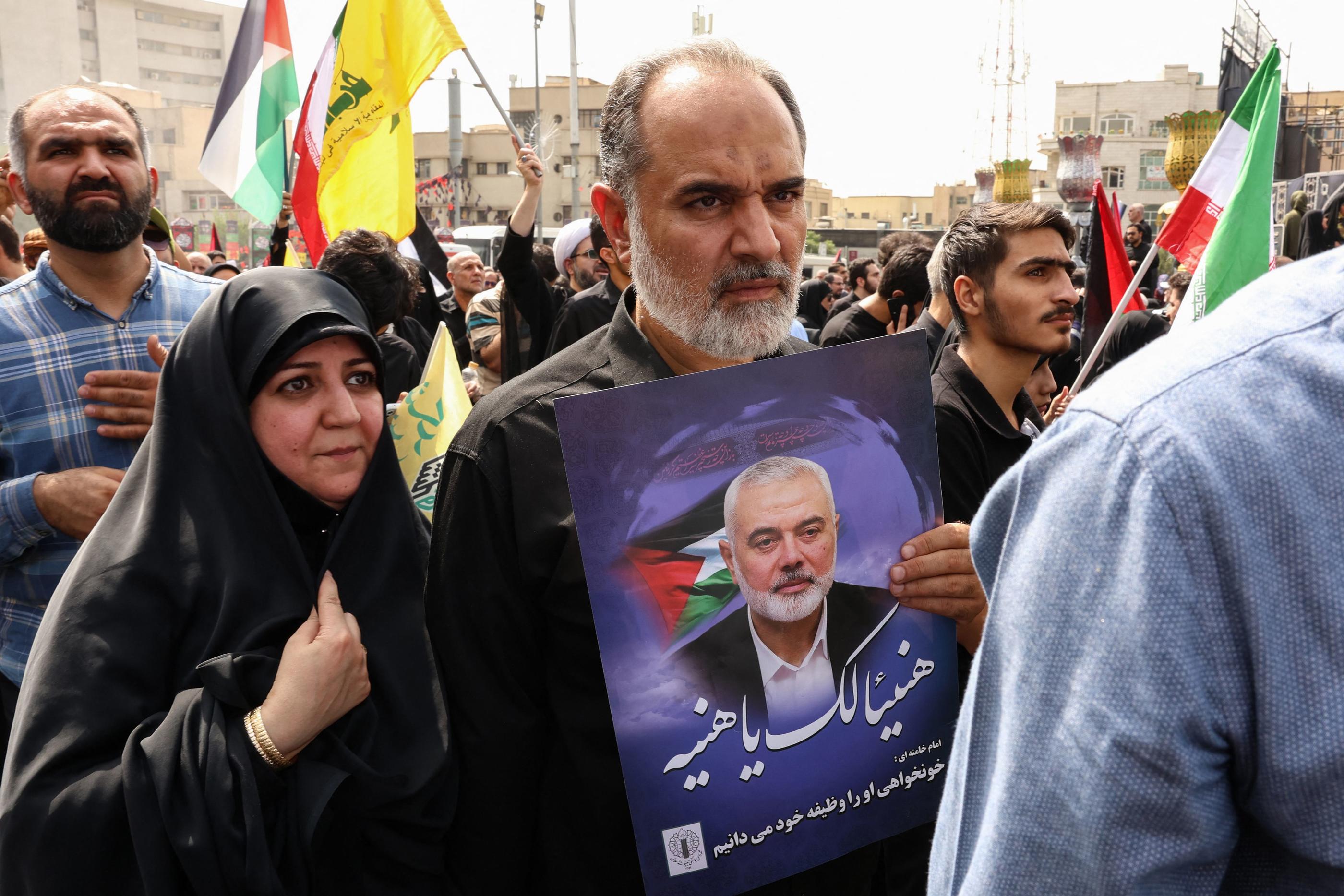 Une foule en deuil a participé jeudi à Téhéran aux funérailles du chef du mouvement islamiste palestinien Hamas, Ismaïl Haniyeh, tué dans la capitale iranienne par une frappe imputée à Israël. AFP