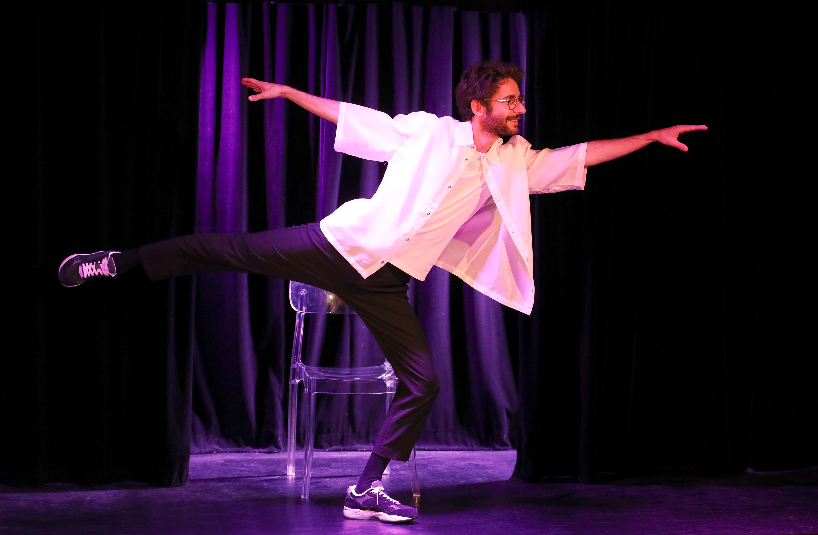 Sur la scène, François Mallet danse la vie avec fraîcheur et humour, glissant des pas de patineurs entre deux personnages. Photo Fabienne Rappeneau