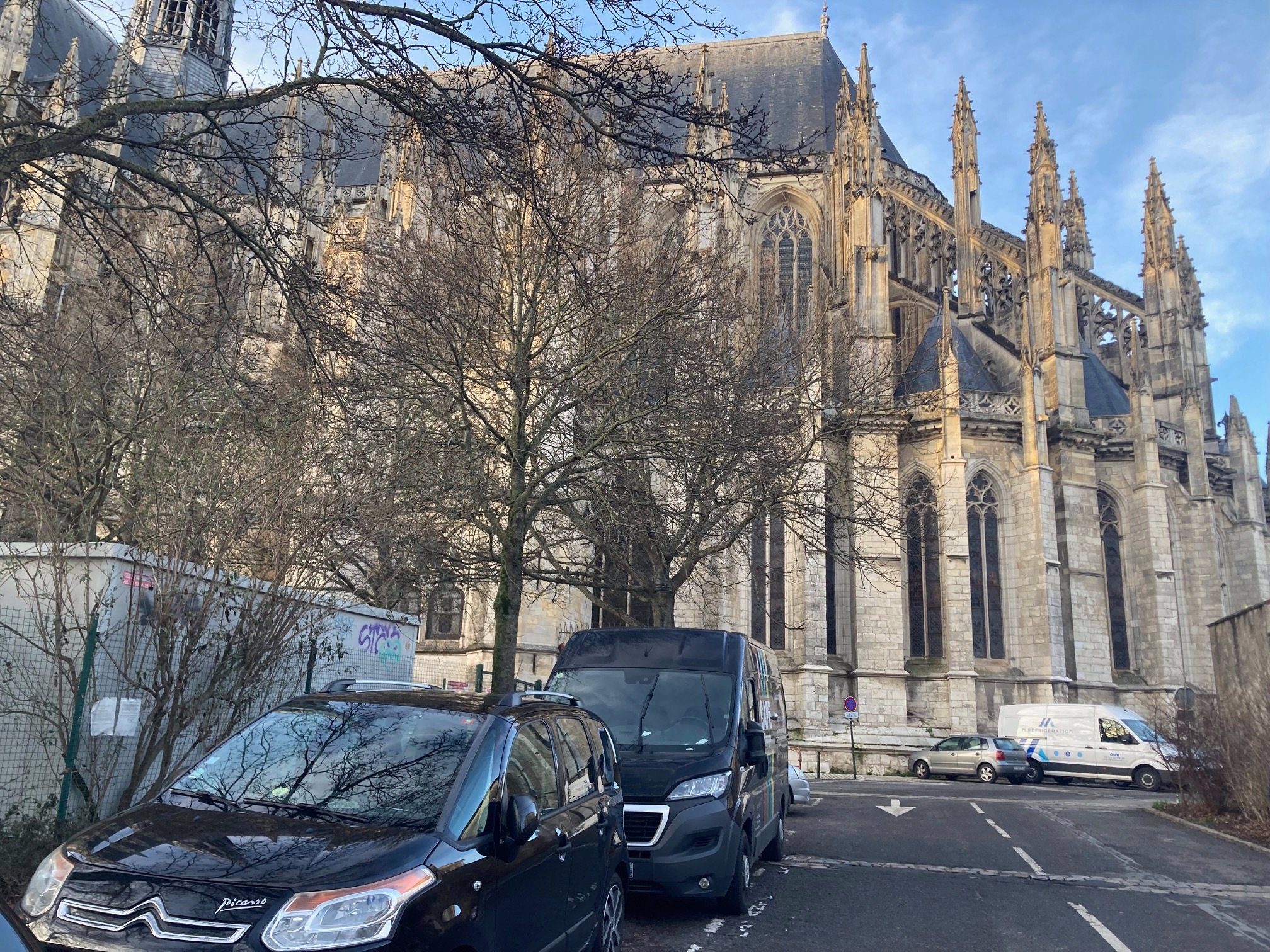 Durant un an, l'arrière de la cathédrale sera en chantier pour supprimer les parkings et donner envie de faire le tour du monument./LP/Christine Berkovicius