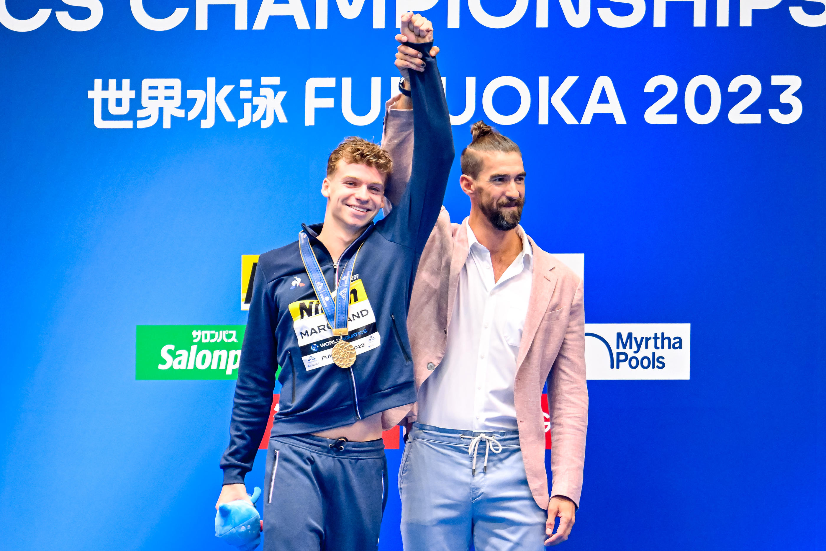 Léon Marchand et Michael Phelps l'an passé aux Mondiaux de Fukuoka, alors que le Français venait de déposséder la légende américaine de son record du monde du 400 m 4 nages. Icon Sport