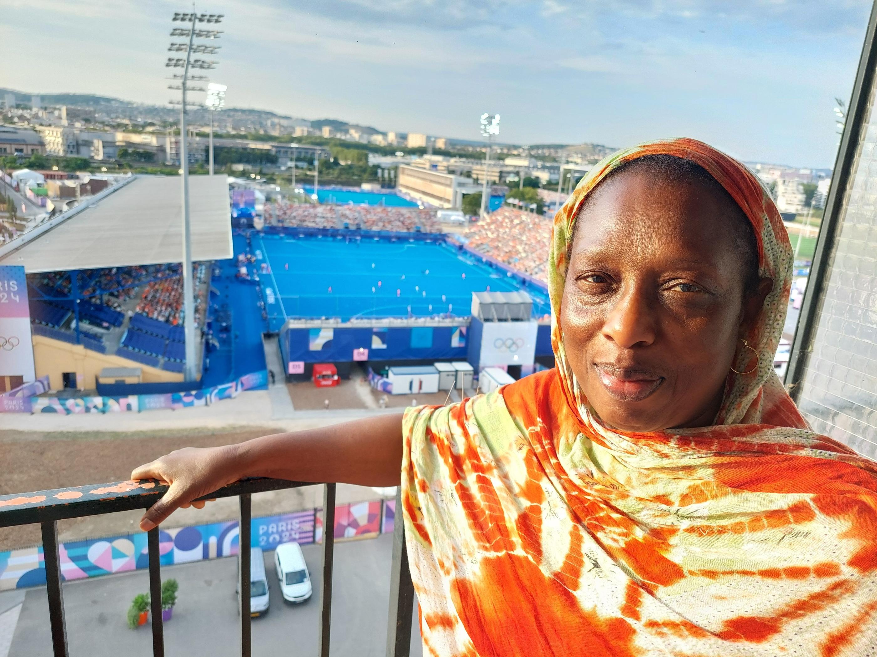 Colombes (Hauts-de-Seine). Aux balcons de la tour HLM Audra, Harane et les autres habitants ont vue sur le stade Yves-du-Manoir, qui accueille les épreuves de hockey sur gazon. LP/Vincent Mongaillard